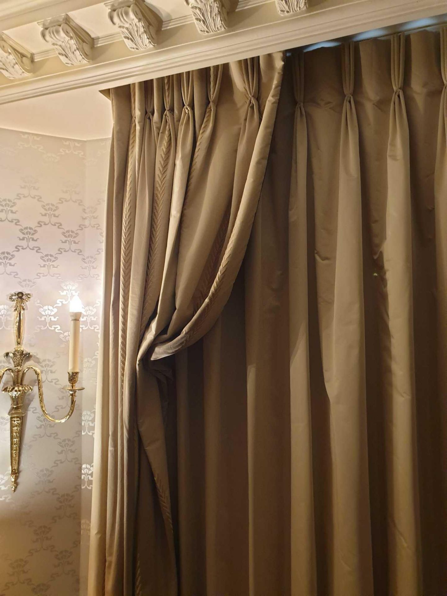 A Pair Of Silk Drapes And Jabots 180 x 280cm (Room 321) - Bild 2 aus 3