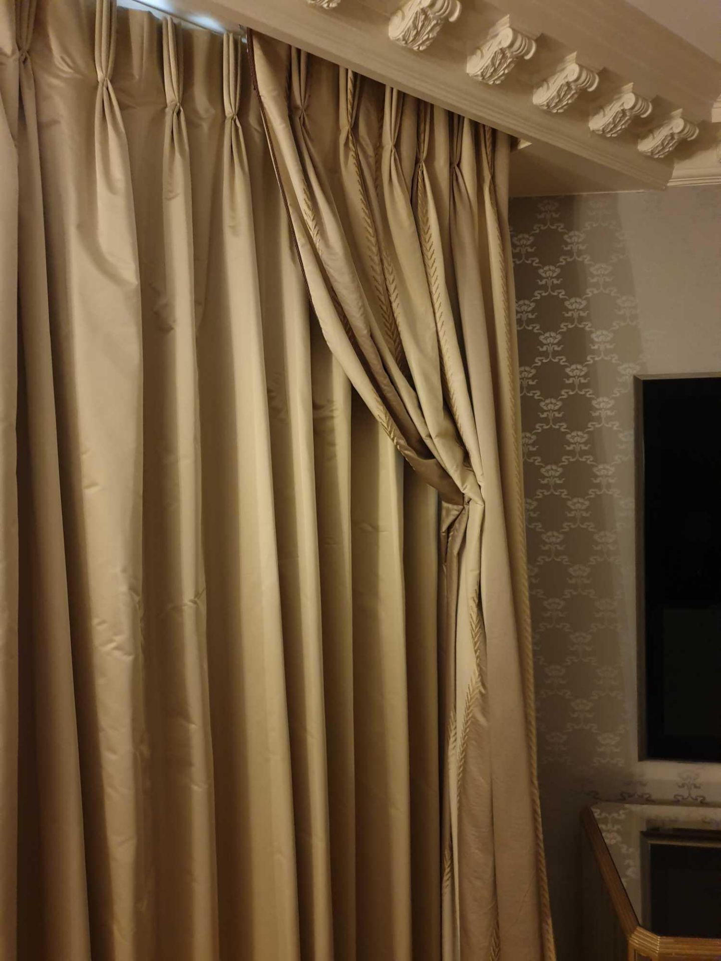 A Pair Of Silk Drapes And Jabots 180 x 280cm (Room 321) - Bild 3 aus 3
