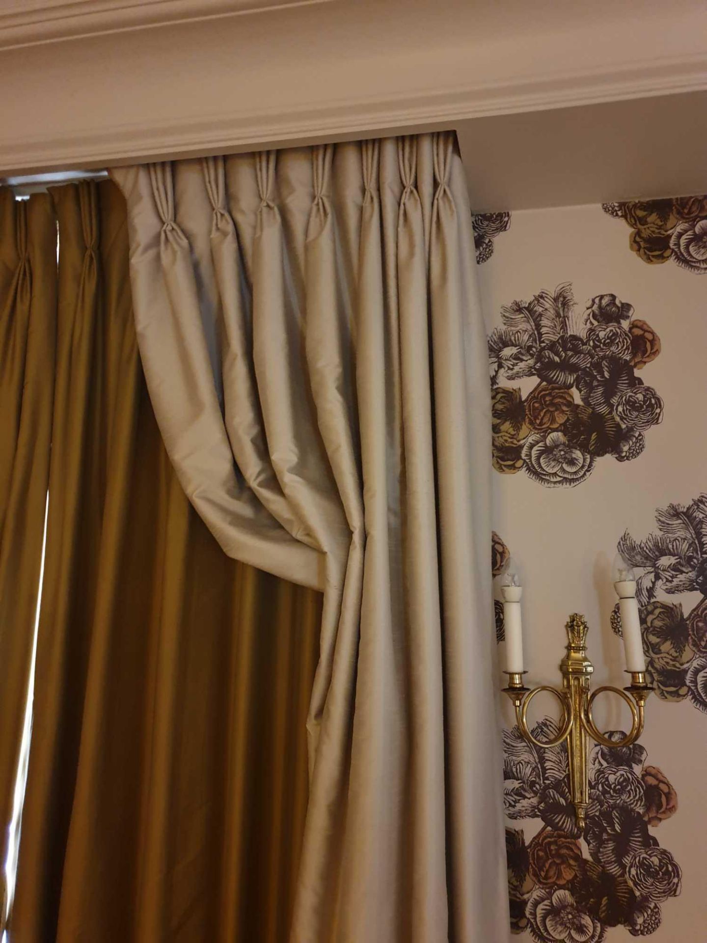 A Pair Of Silk Drapes And Jabots 160 x 250cm (Room 320) - Bild 3 aus 3