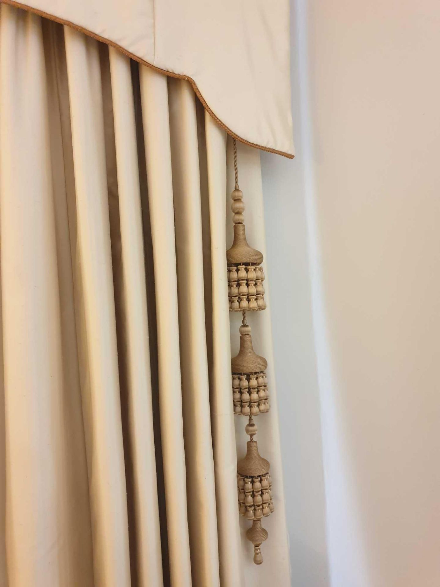 A Pair Of Silk Drapes With Pelmet Copper Trim And Cream Design Style With Oriental Tassel Span 170 x - Bild 2 aus 2