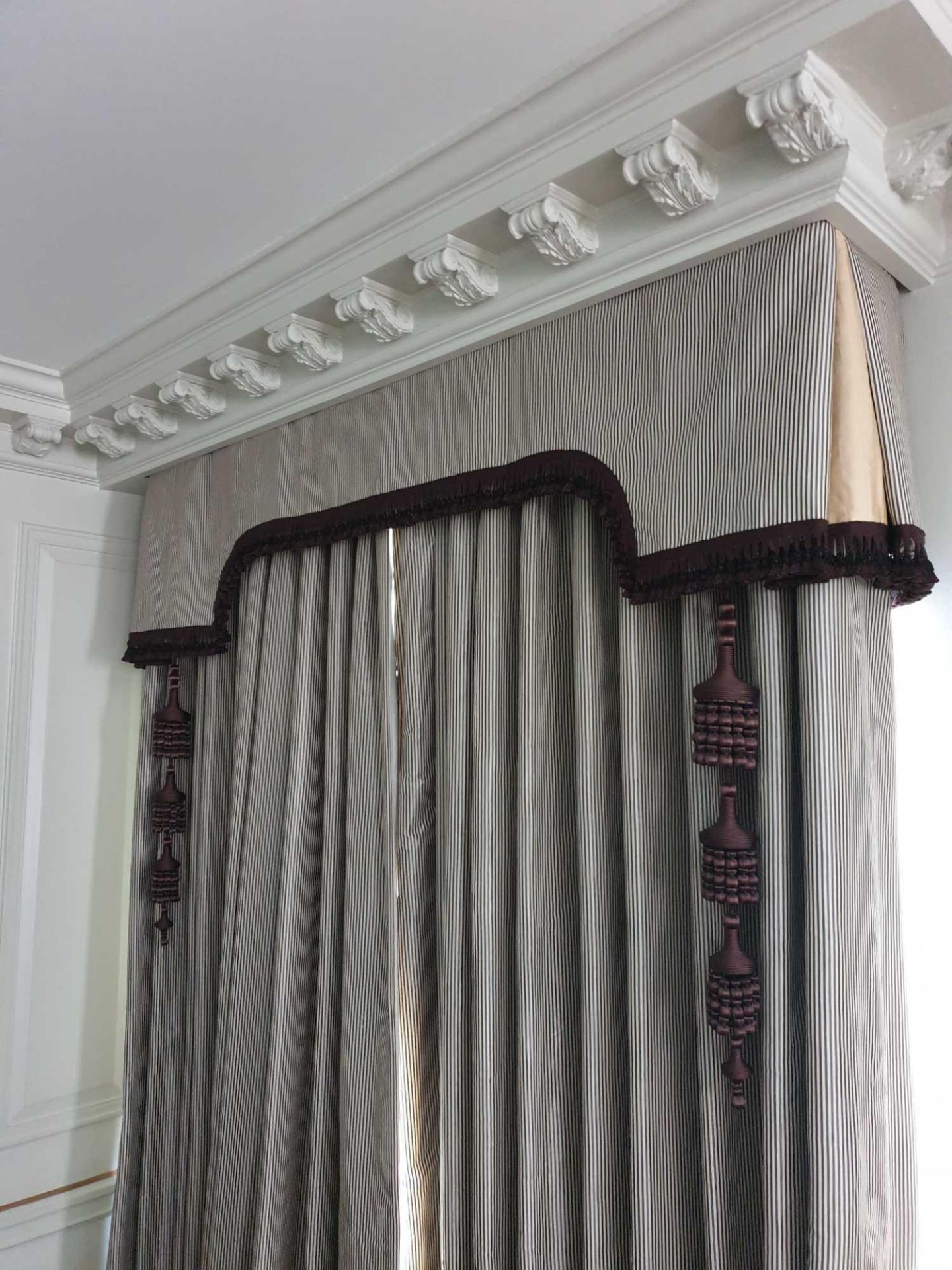A Pair Of Silk Fully Lined Drapes Complete With Curtain Ties And 2 Oriental Lantern Style Tassels In - Bild 3 aus 3