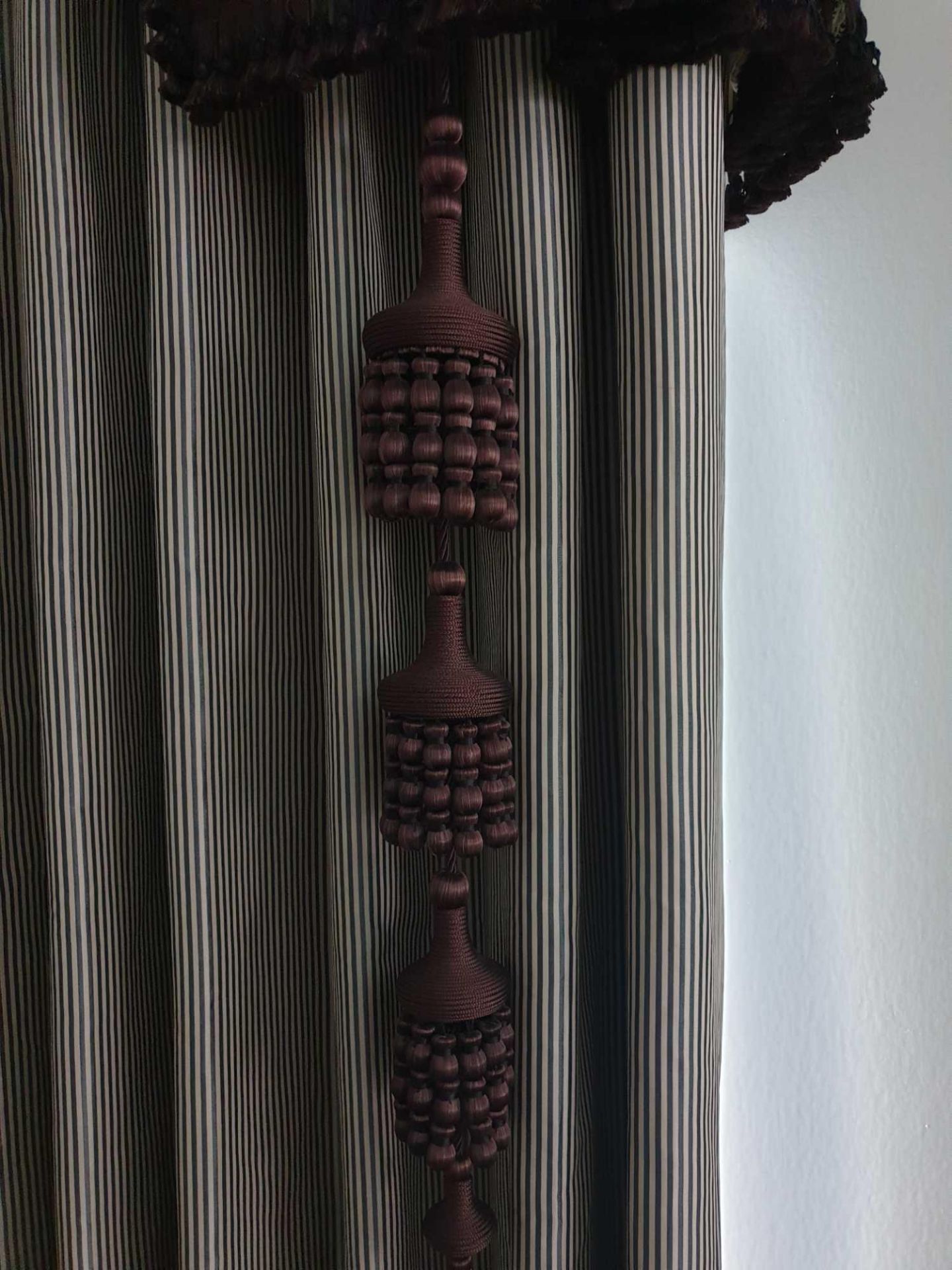 A Pair Of Silk Fully Lined Drapes Complete With Curtain Ties And 2 Oriental Lantern Style Tassels In - Bild 2 aus 3