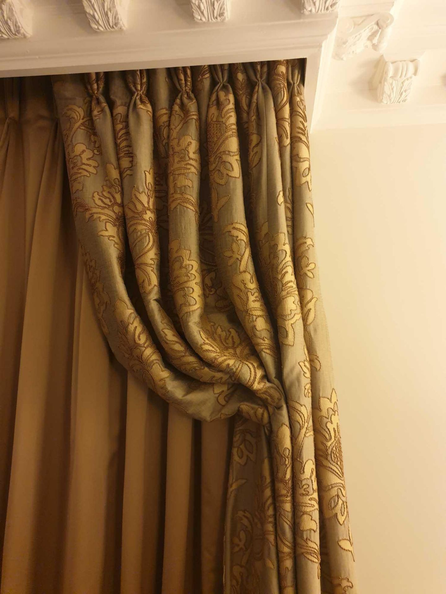 A Pair Of Silk Drapes With Crystal Bead Trim And Gold Woven Floral Design Style Jabots With Tie - Bild 2 aus 2