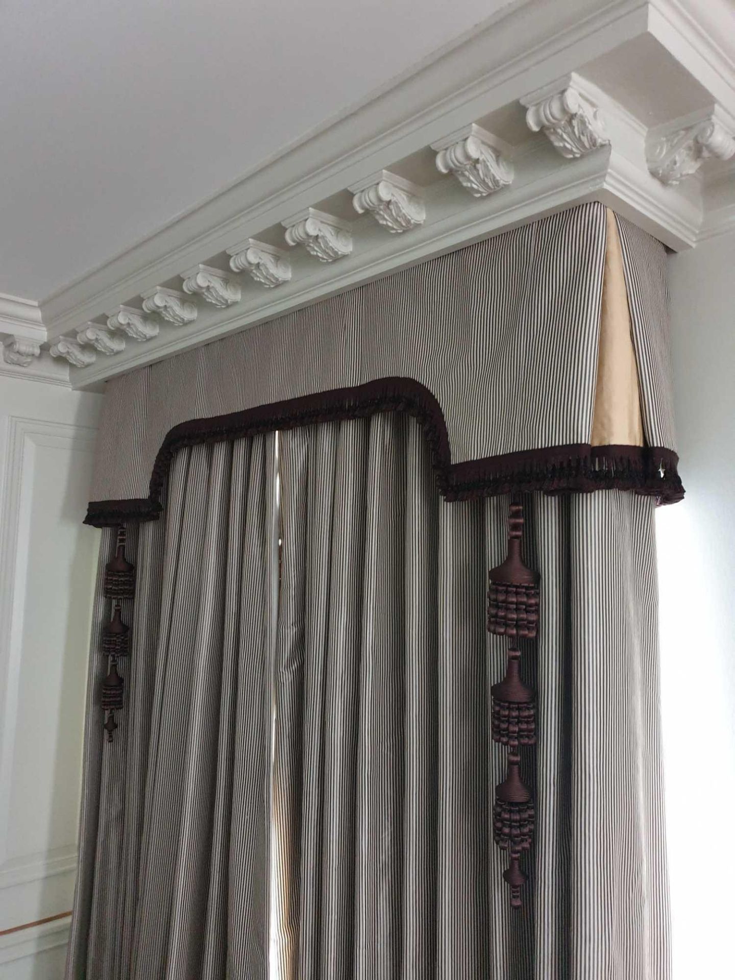 A Pair Of Silk Fully Lined Drapes Complete With Curtain Ties And 2 Oriental Lantern Style Tassels In - Bild 4 aus 4