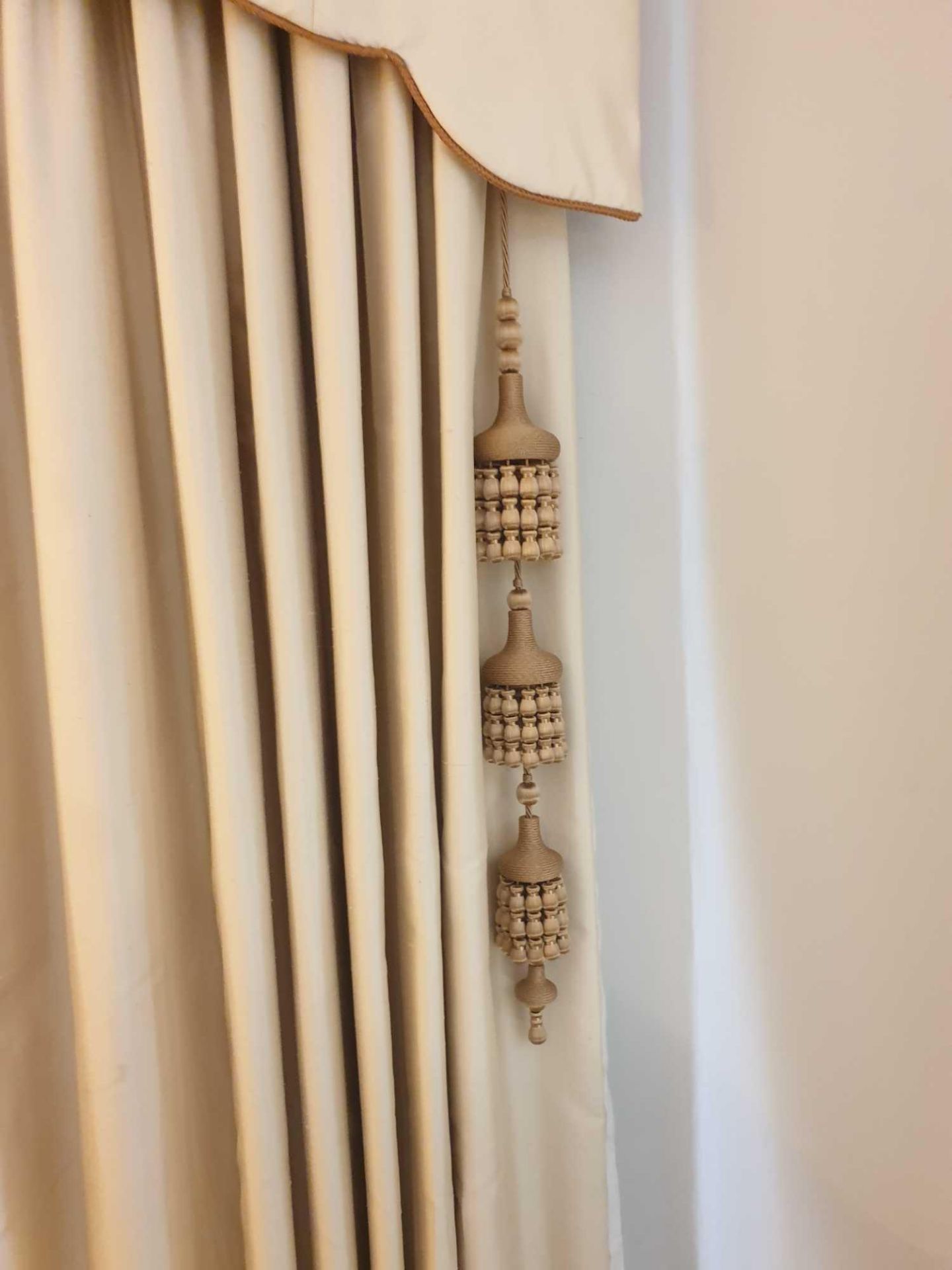A Pair Of Silk Drapes With Pelmet Copper Trim And Cream Design Style With Oriental Tassel Span 170 x - Bild 2 aus 2