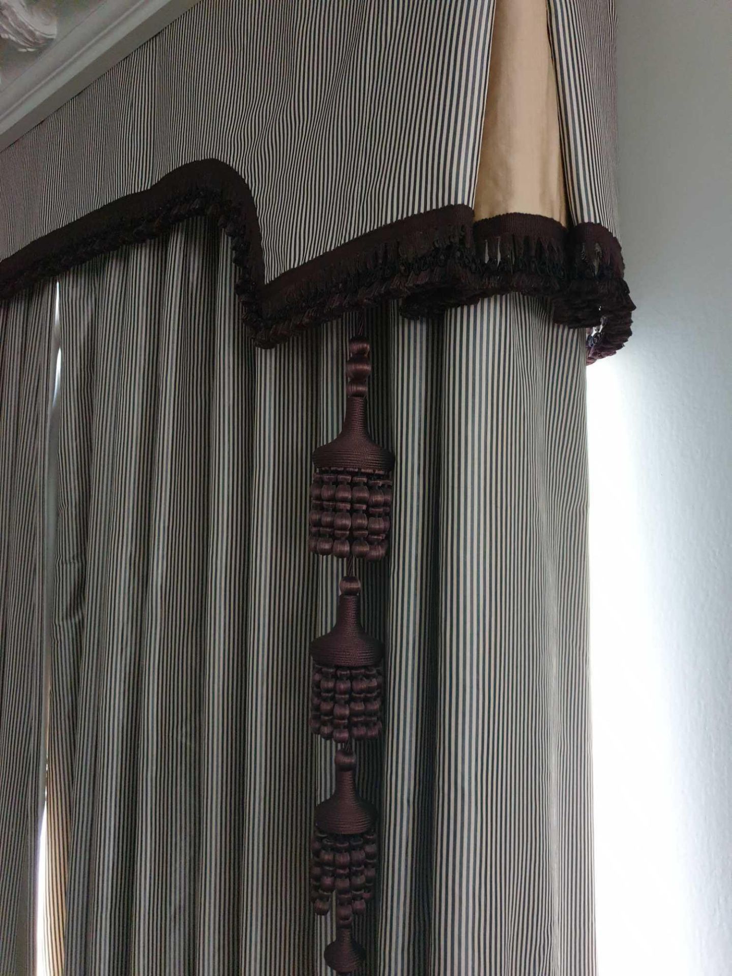 A Pair Of Silk Fully Lined Drapes Complete With Curtain Ties And 2 Oriental Lantern Style Tassels In - Bild 3 aus 4