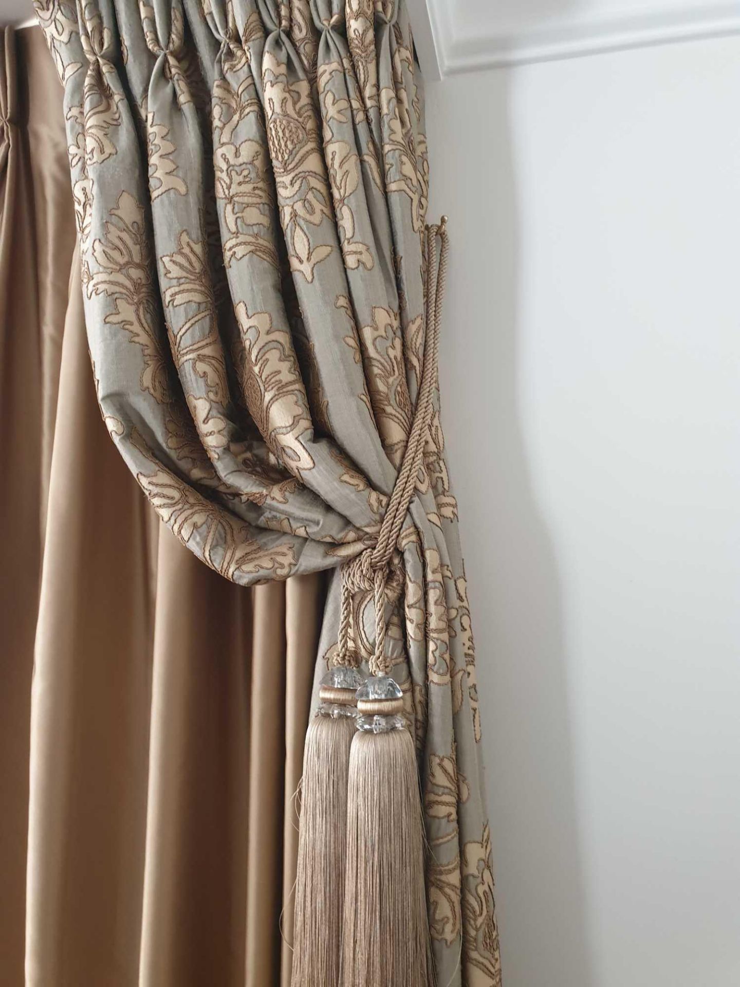 A Pair Of Gold Silk Drapes With Crystal Bead Trim And Jabots With Tie Backs Span 150 x 260cm (Room - Bild 2 aus 2