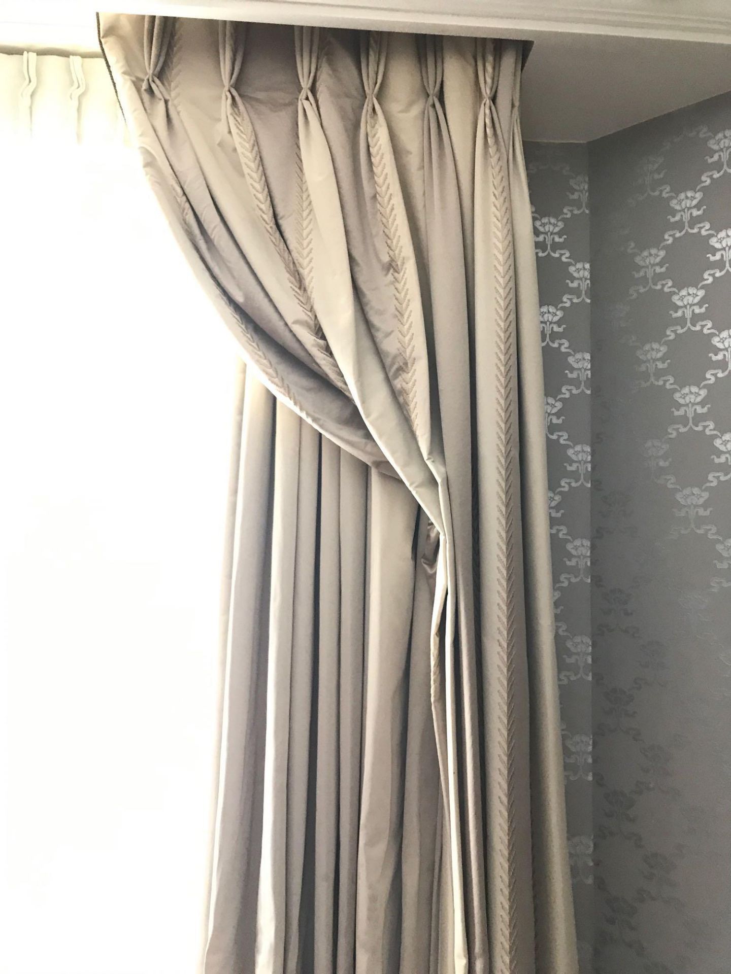 A Pair Of Gold Silk Drapes And Jabots With Tie Backs Span 255 x 270cm (Room 421) - Bild 2 aus 2