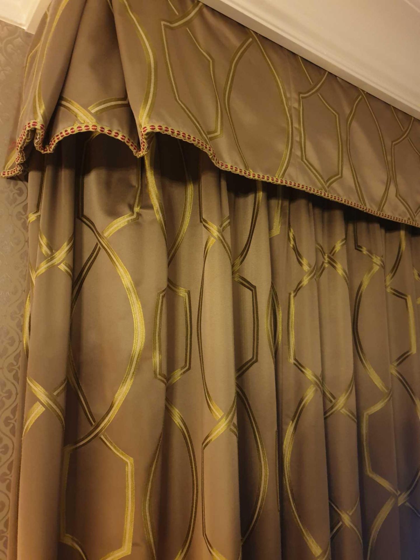 A Pair Of Silk Drapes And Pelmet Alternating Metallic Gold Pattern With Piping And Trim 230 x - Bild 2 aus 3