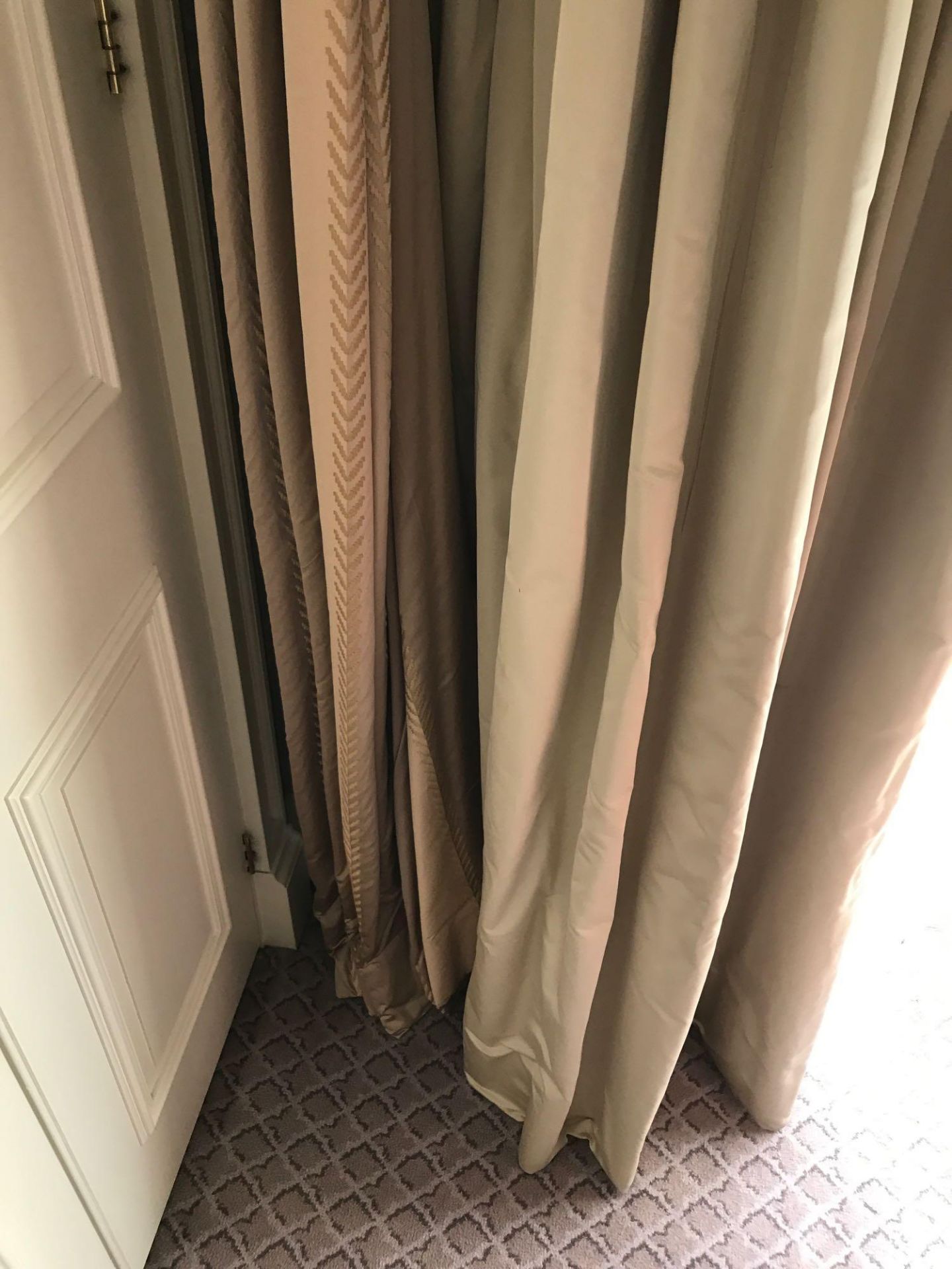 A Pair Of Gold Silk Drapes And Jabots With Tie Backs Span 255 x 280cm (Room 410) - Bild 3 aus 3