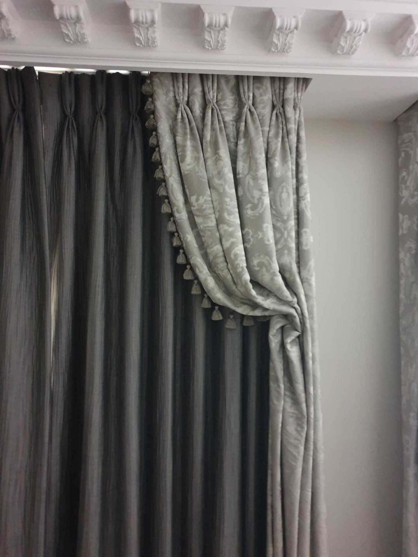 A Pair Of Silk Drapes And Jabots 150 x 250cm (Room 323 324) (This lot is located in Bath) - Bild 2 aus 2