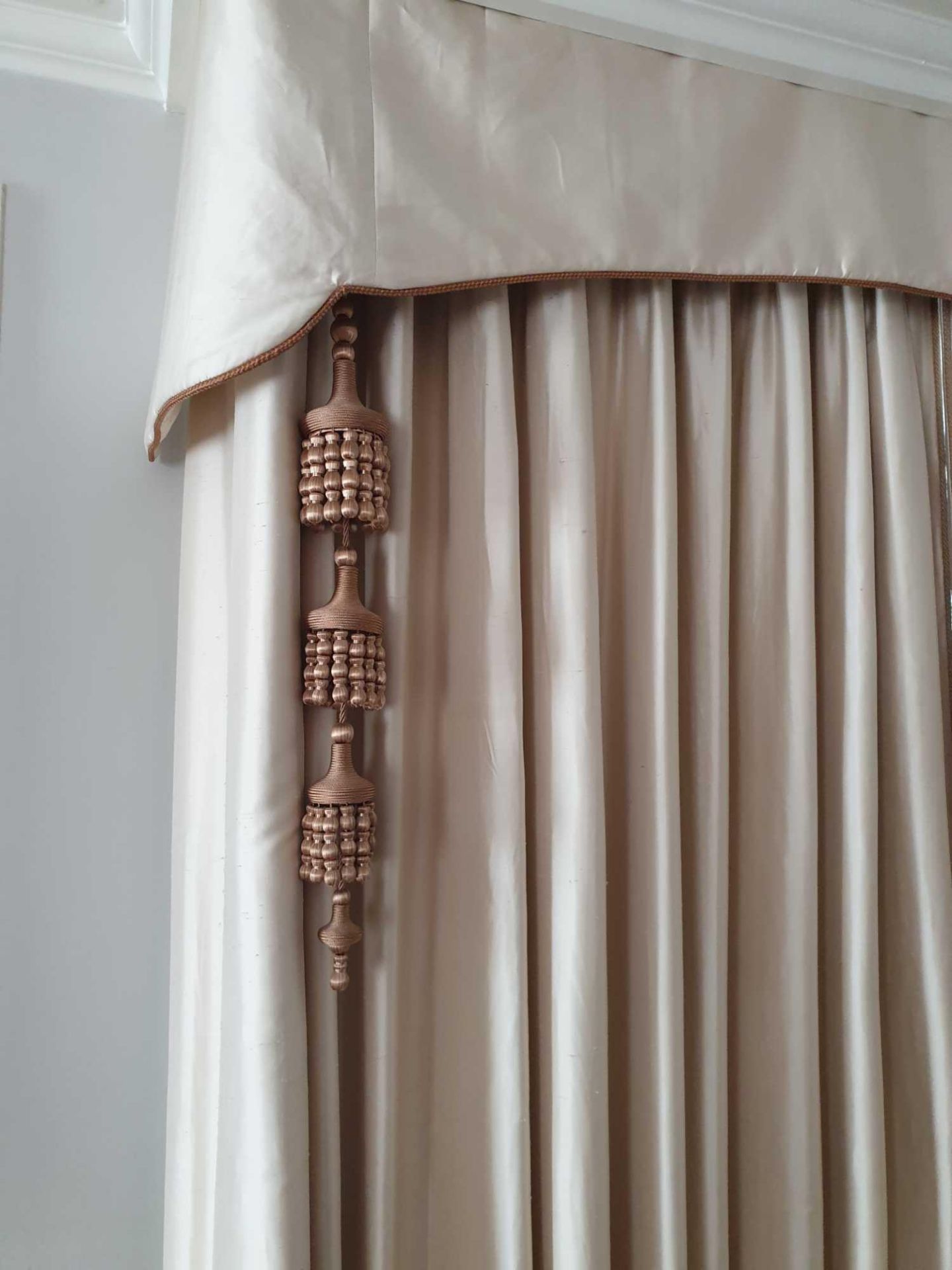 A Pair Of Silk Fully Lined Drapes With Pelmet Solid Cream-Gold Colour With Copper Piping On Pelmet - Bild 2 aus 2