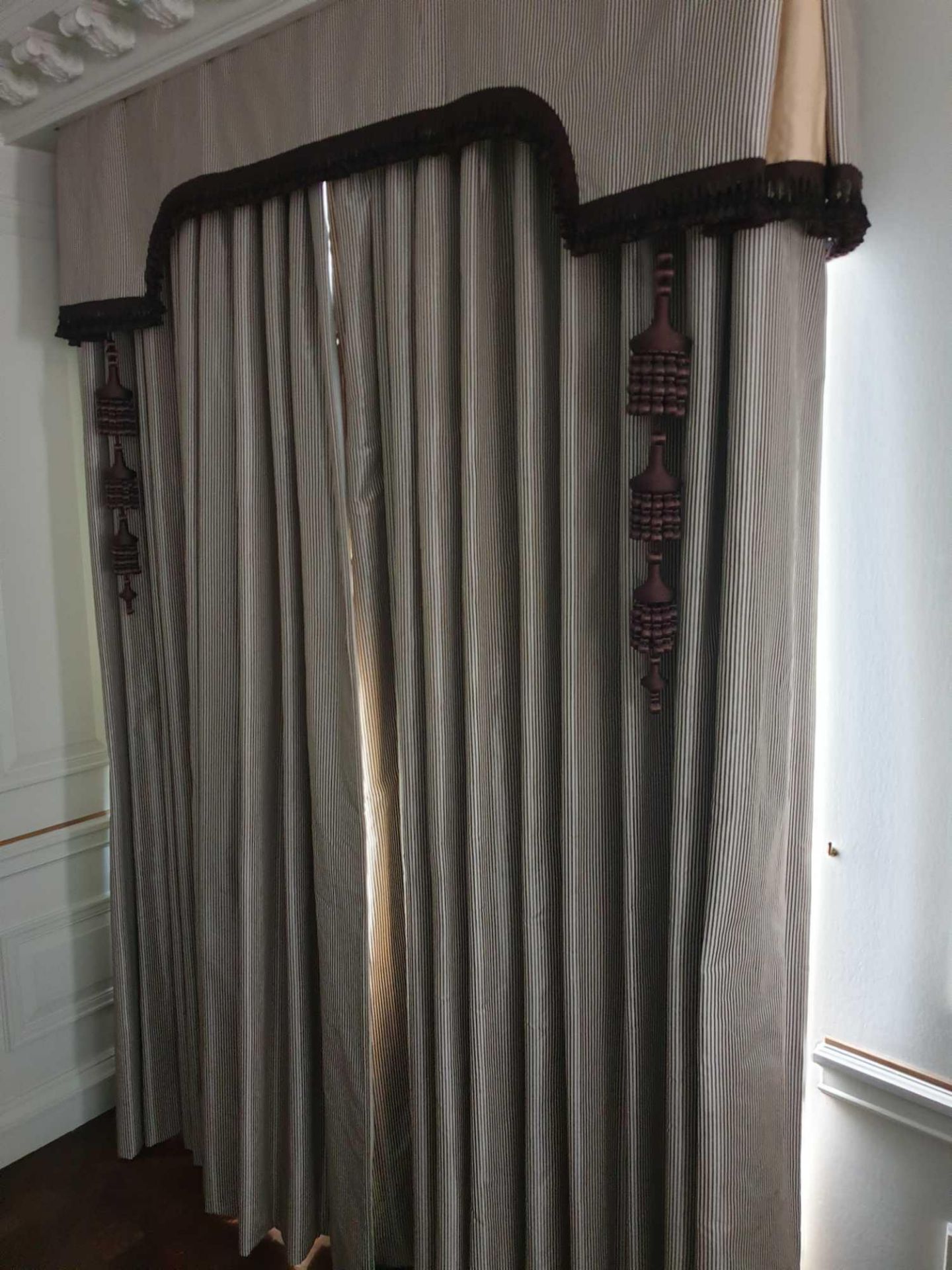 A Pair Of Silk Fully Lined Drapes Complete With Curtain Ties And 2 Oriental Lantern Style Tassels In - Bild 2 aus 4
