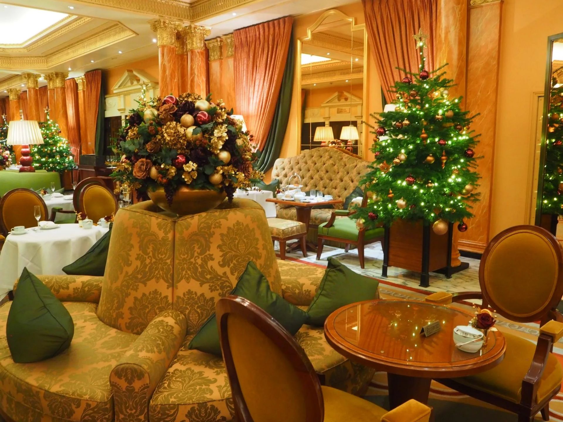 Round Lobby Banquette Sofa on mahogany frame upholstered Pierre Frey tournelle in gold and green - Image 3 of 6