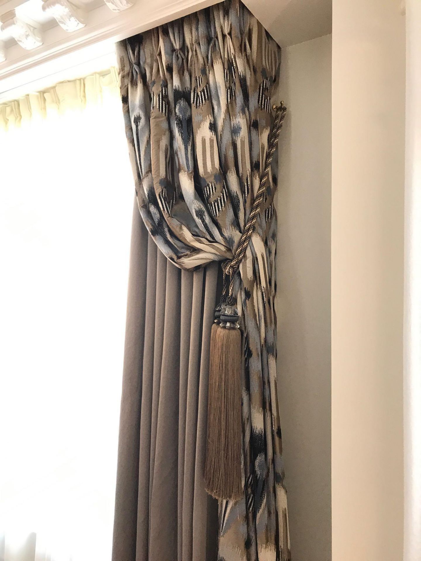 3 x Pairs Of Silk Drapes And Jabots With Tie Backs Span 255 x 275cm (Room 401) - Bild 4 aus 4