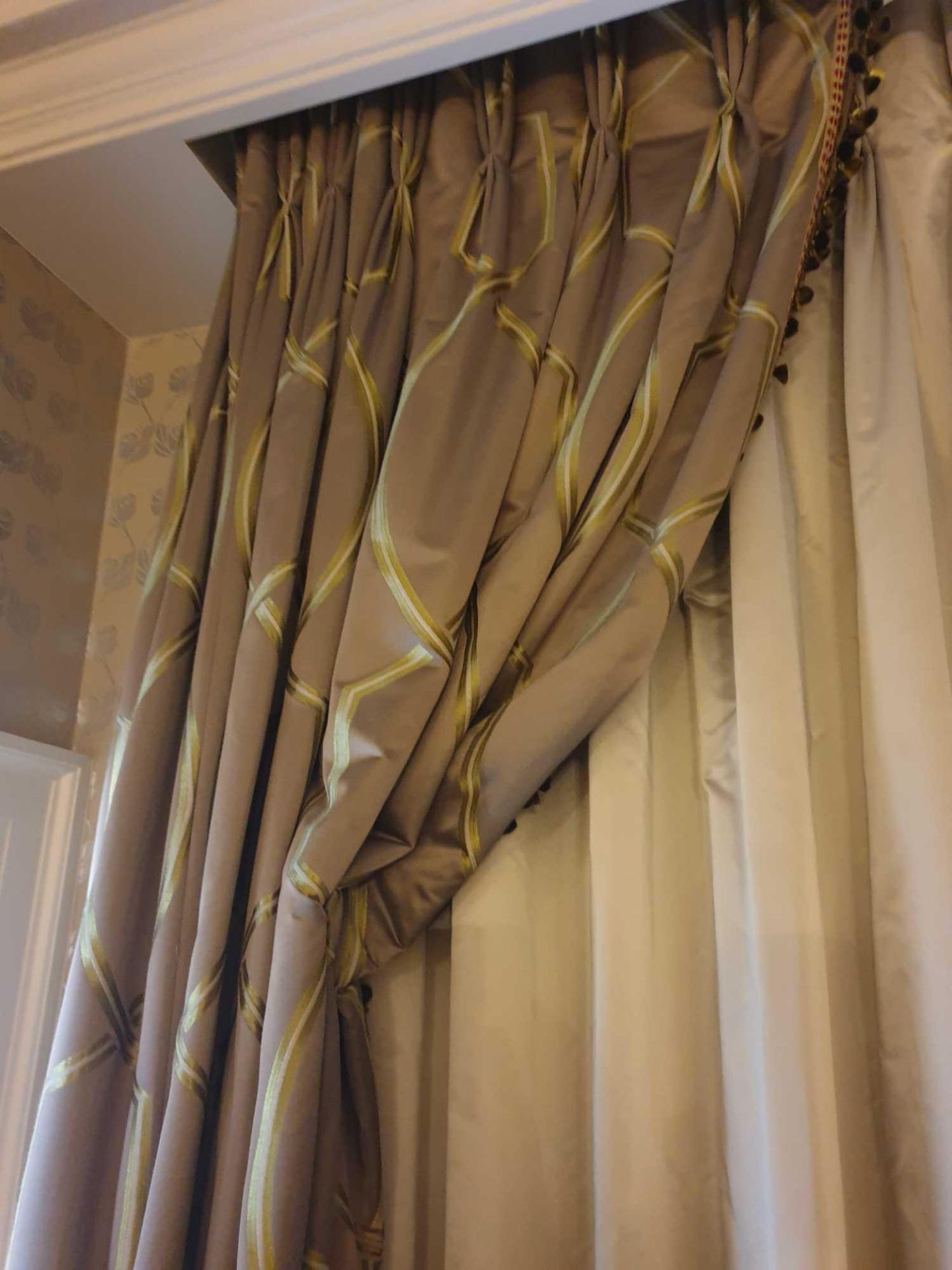 A Pair Of Silk Drapes And Jabots 240 x 280cm (Room 333) (This lot is located in Bath) - Image 2 of 3