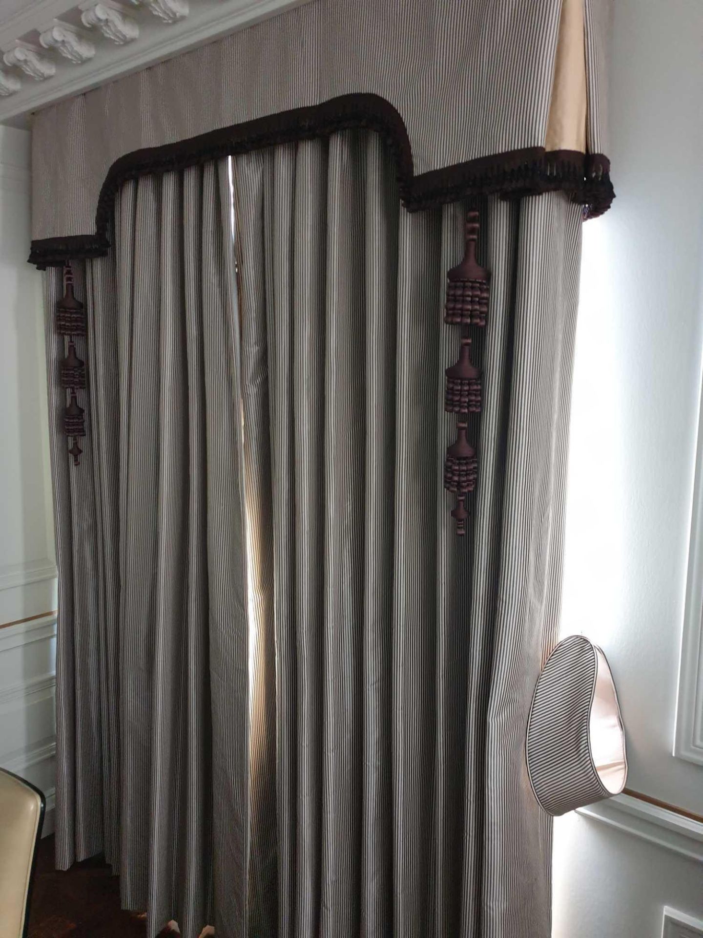 A Pair Of Silk Fully Lined Drapes Complete With Curtain Ties And 2 Oriental Lantern Style Tassels In - Bild 3 aus 4