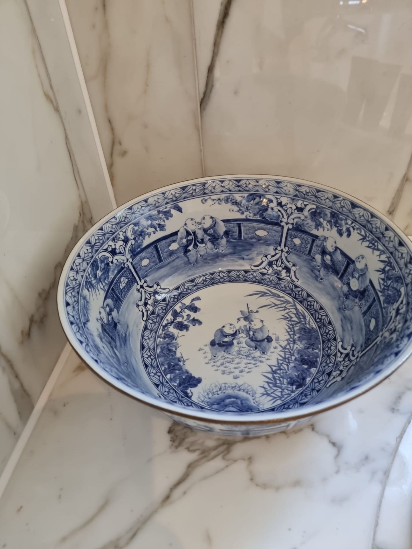 A Pair Of Blue Chinese Pattern Bowls 37cm  Manufactured By Maitland-Smith (Room 410) - Bild 5 aus 6