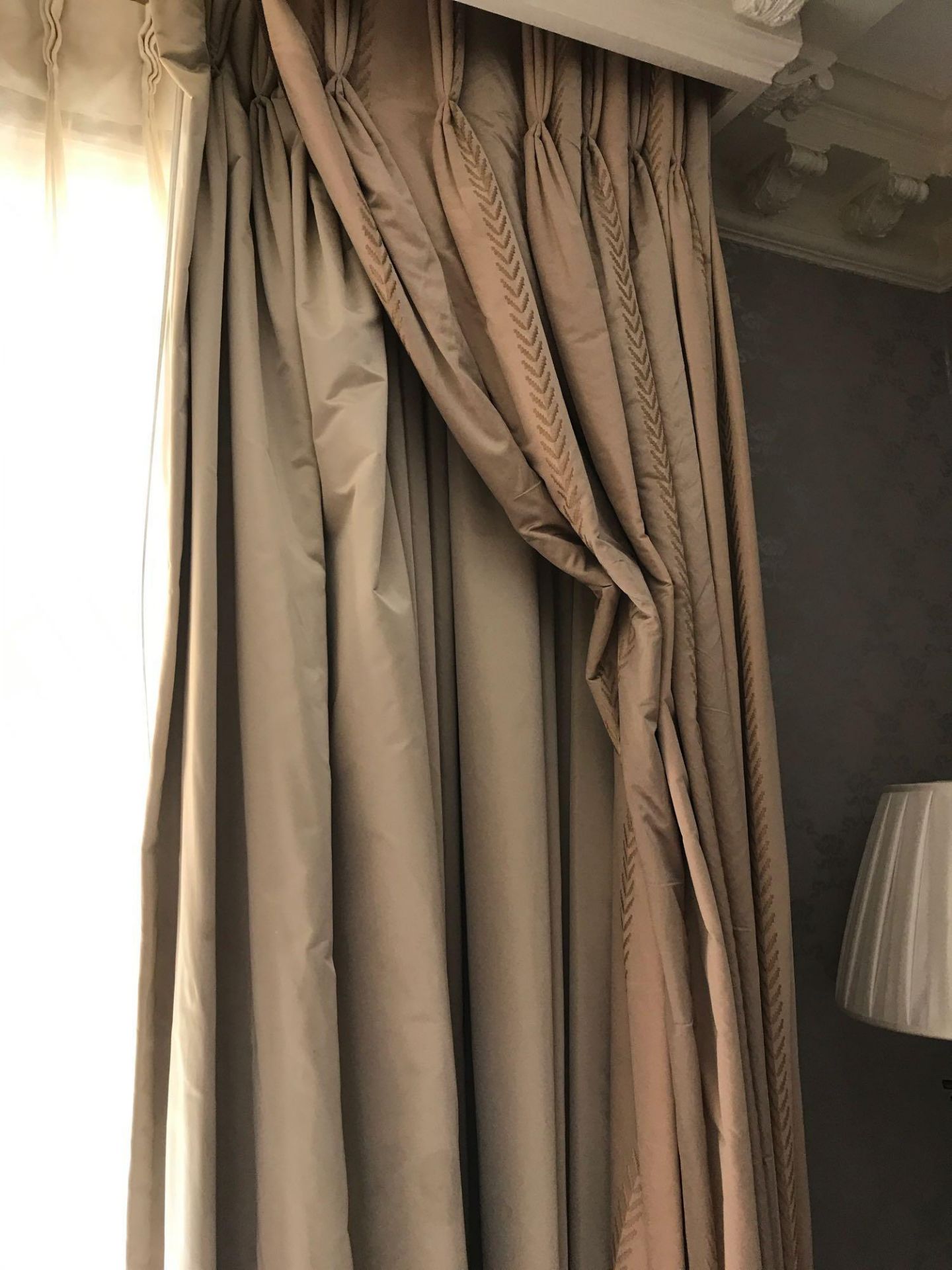 A Pair Of Gold Silk Drapes And Jabots With Tie Backs Span 255 x 280cm (Room 410) - Bild 2 aus 3