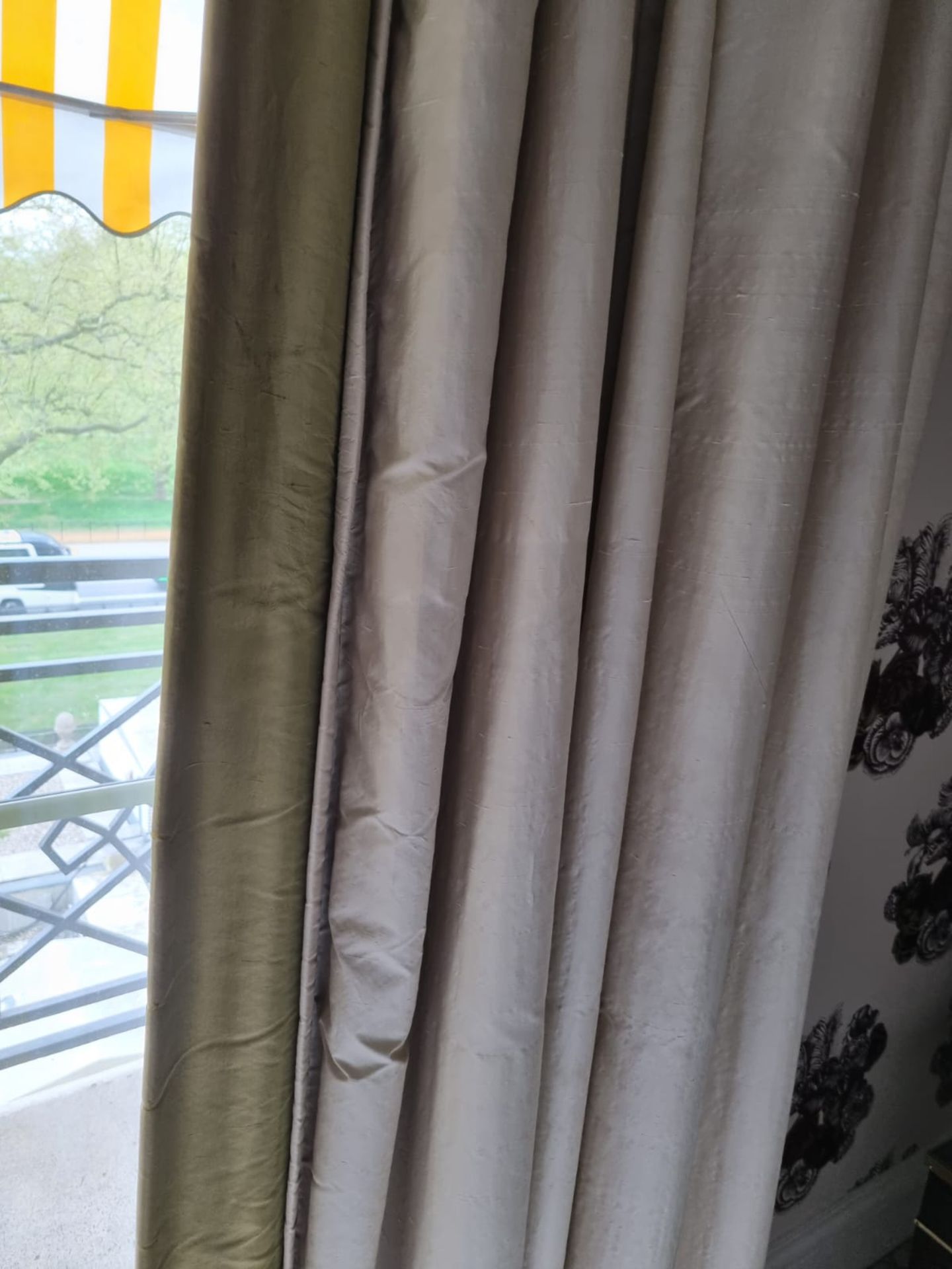 A Pair Of Silk Fully LinedÂ  Drapes 240 x 260cm (Room 312) - Bild 2 aus 2