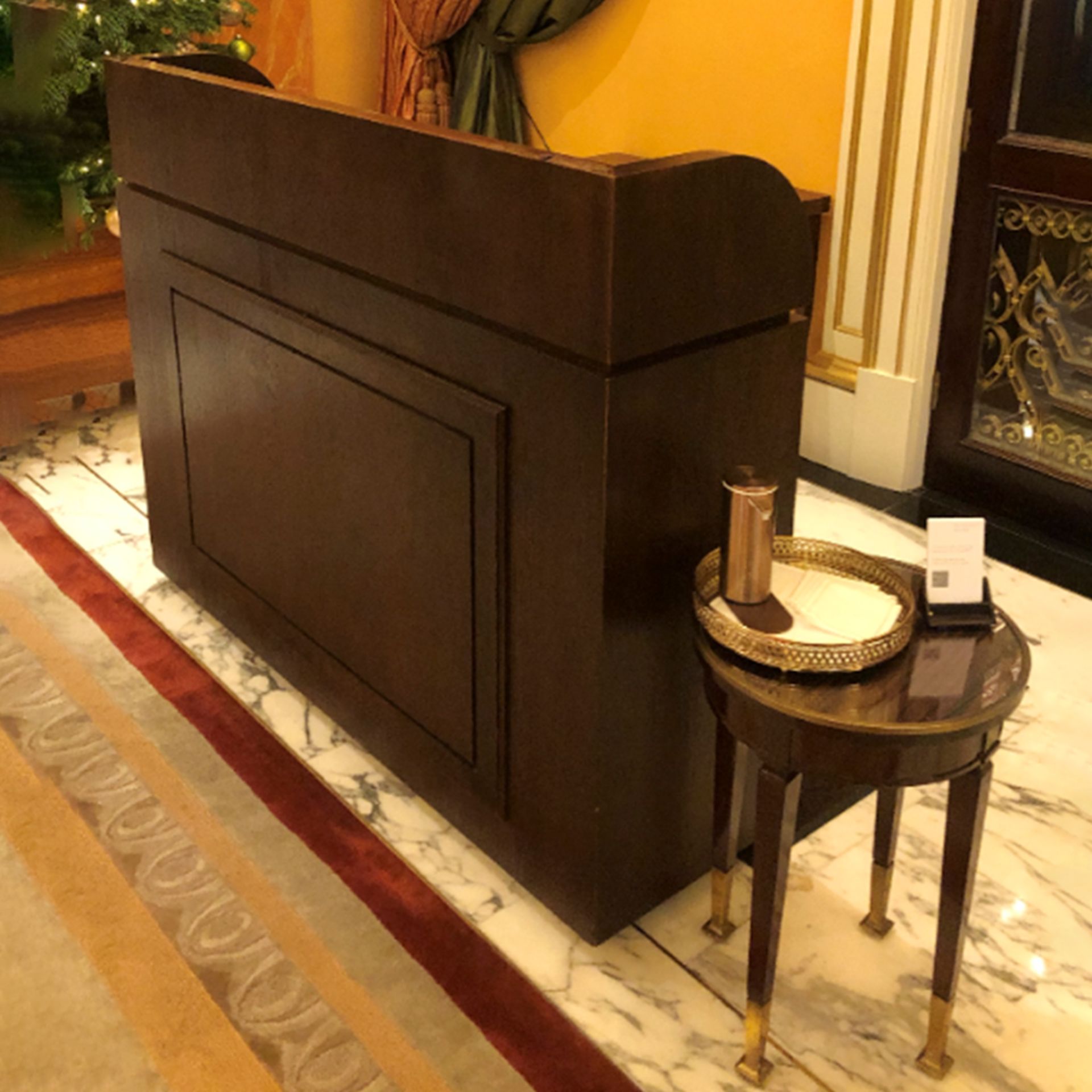 A mahogany host maitre d desk station 120 x 40 x 150cm (Nb This lot is located in Bath) - Bild 3 aus 3