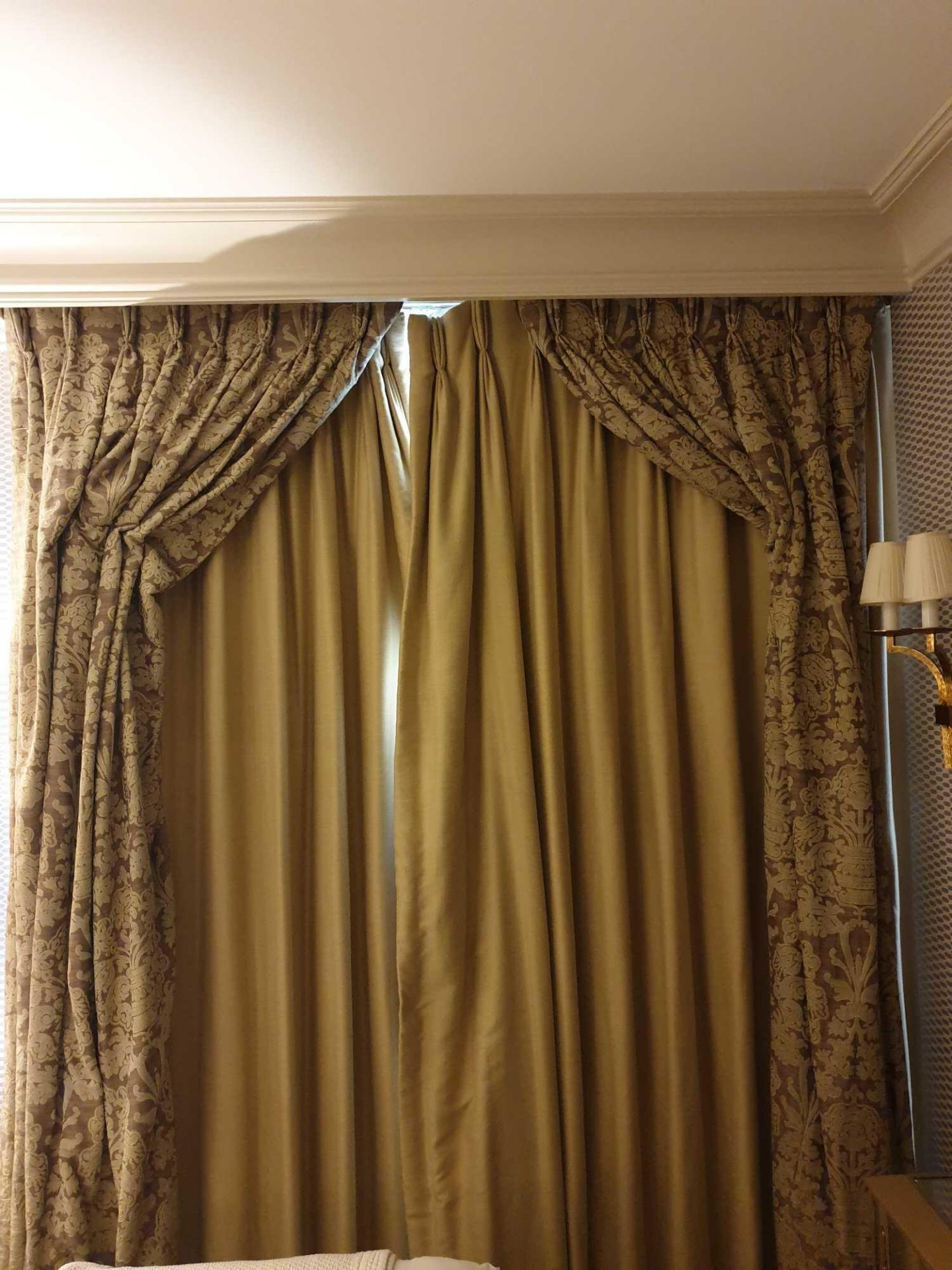 A Pair Of Silk Drapes And Jabots Two-Tone Gold Floral 210 x 270cm (Room 316) - Bild 3 aus 3