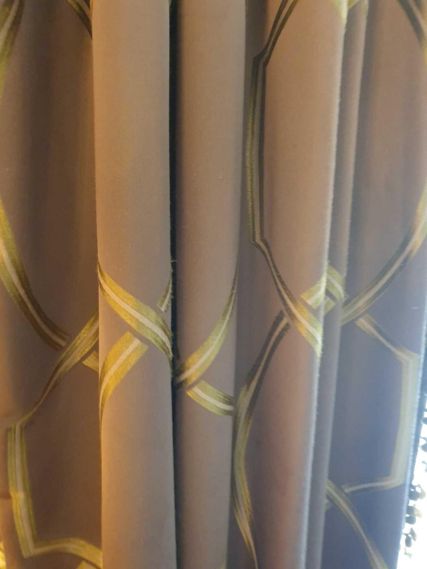 A Pair Of Silk Drapes And Pelmet Alternating Metallic Gold Pattern With Piping And Trim 230 x - Bild 3 aus 3