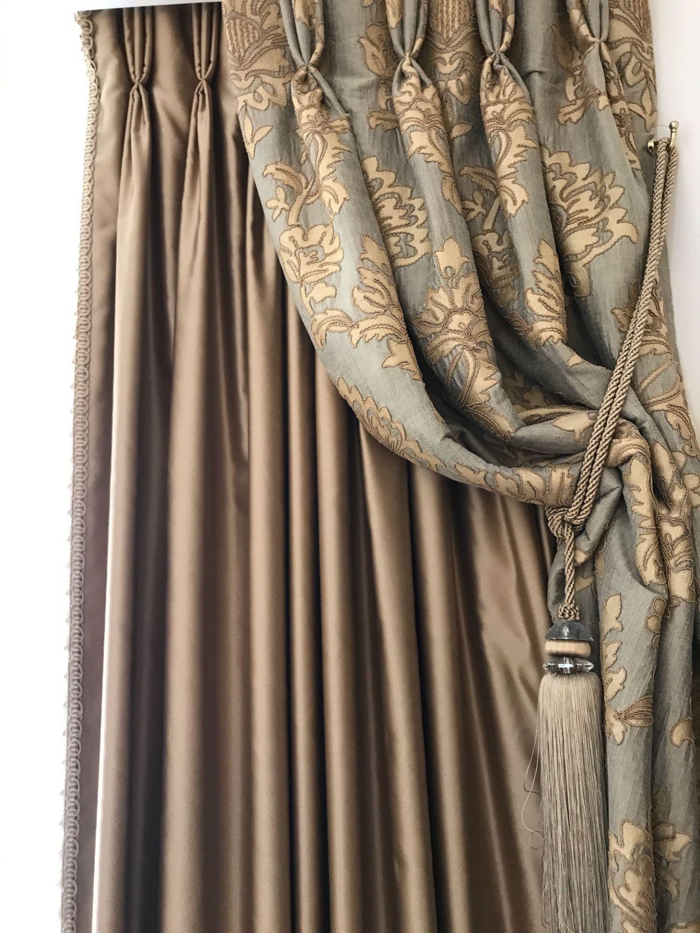 2 x Pair Of Gold And Silver Silk Drapes And Jabots With Tie Backs Span 255 x 300cm (Room 401) - Bild 3 aus 3