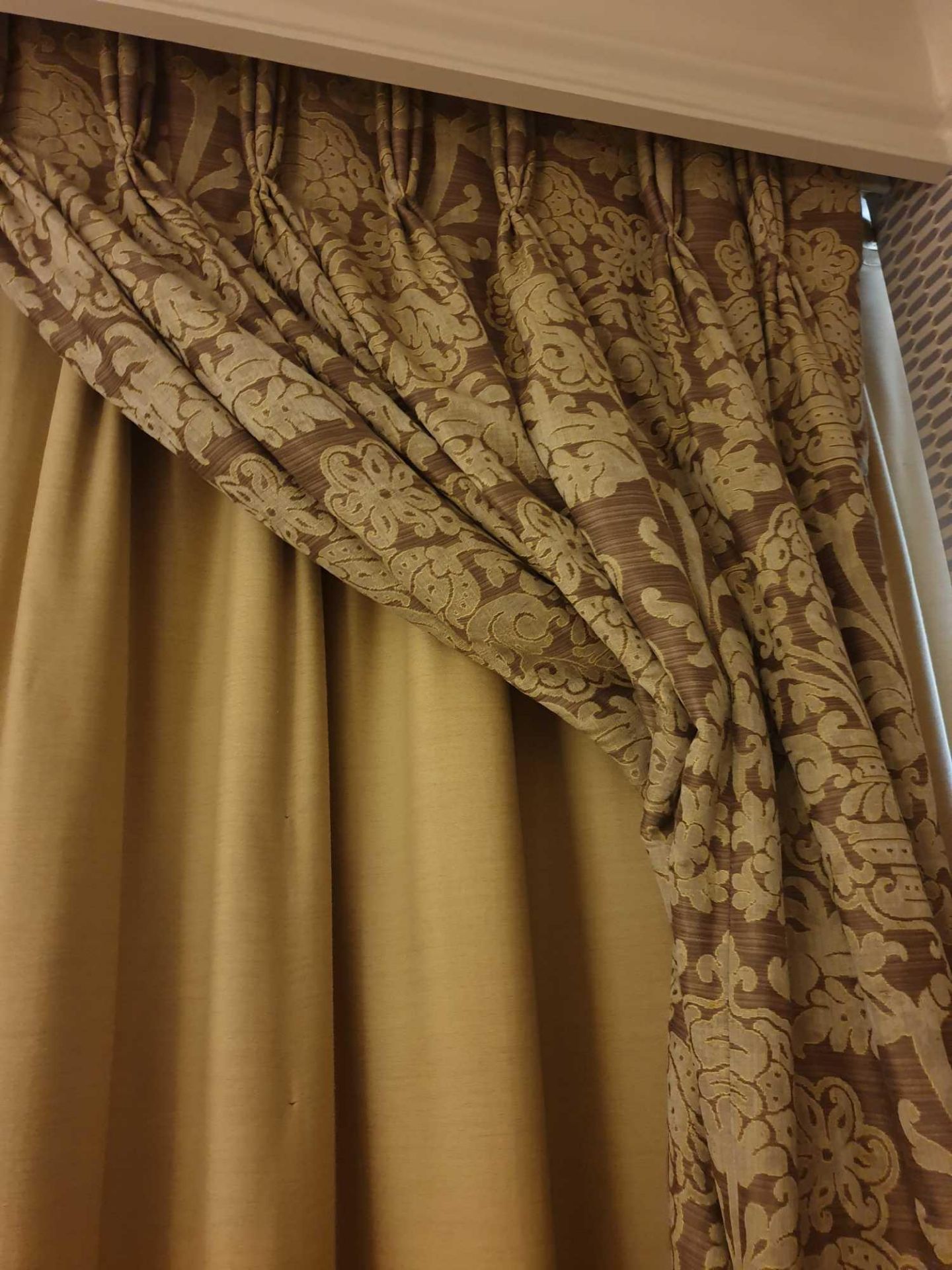 A Pair Of Silk Drapes And Jabots Two-Tone Gold Floral 210 x 270cm (Room 316) - Bild 2 aus 3