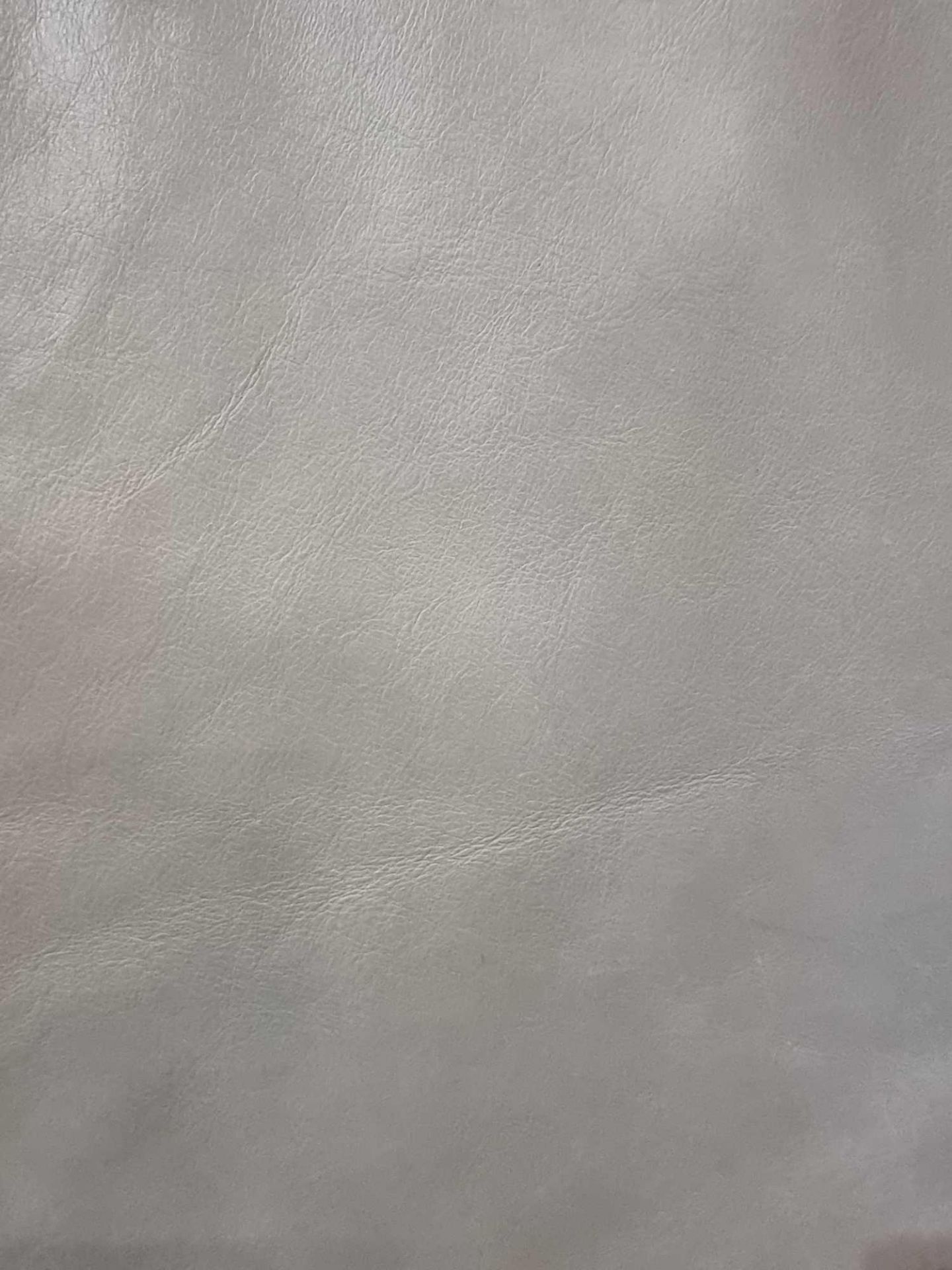 Yarwood Mustang White Leather Hide approximately 5.06mÂ² 2.3 x 2.2cm - Bild 2 aus 2