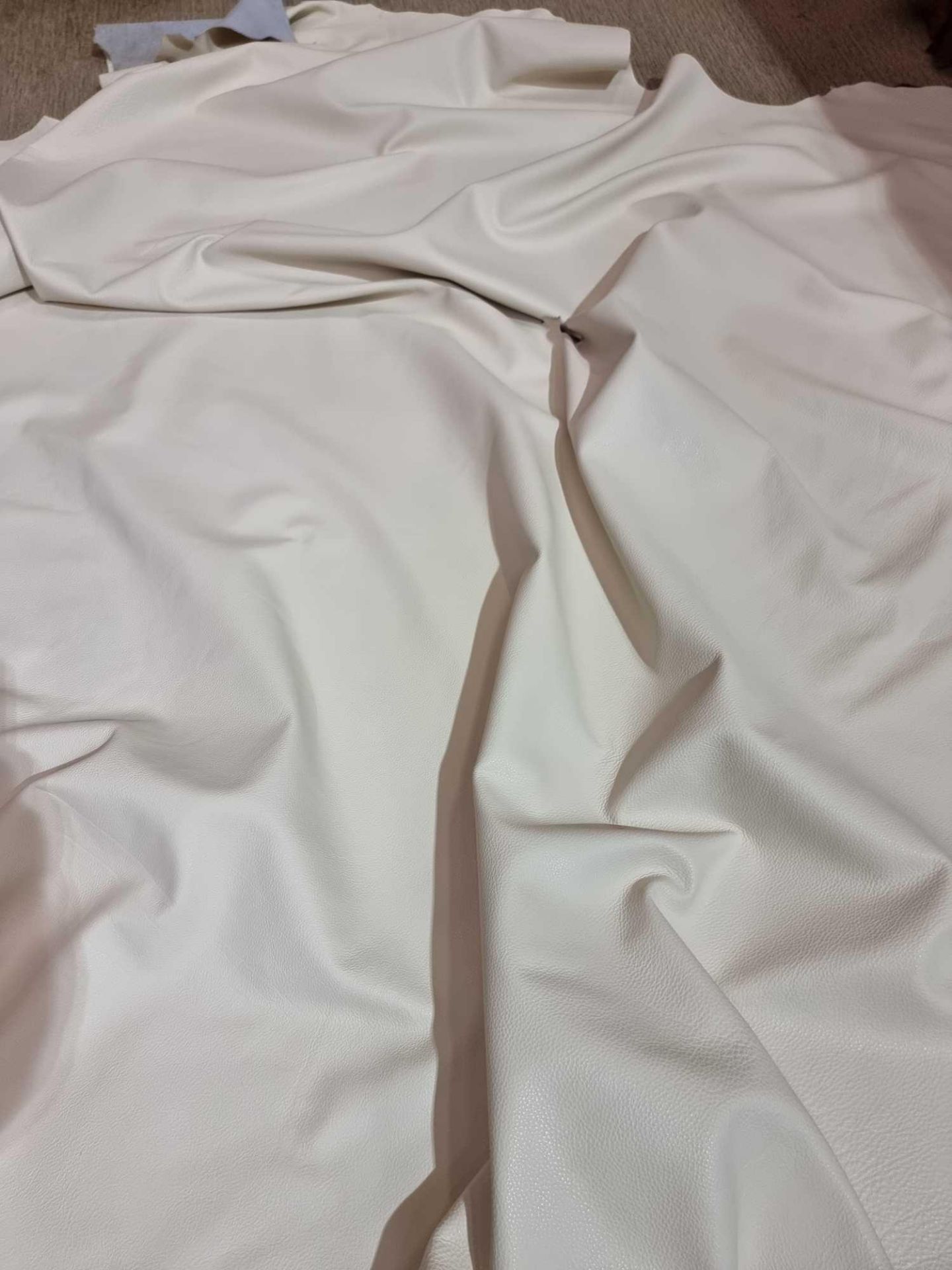 Trim International Artic Vogue White Leather Hide approximately 5.04mÂ² 2.4 x 2.1cm - Bild 2 aus 2