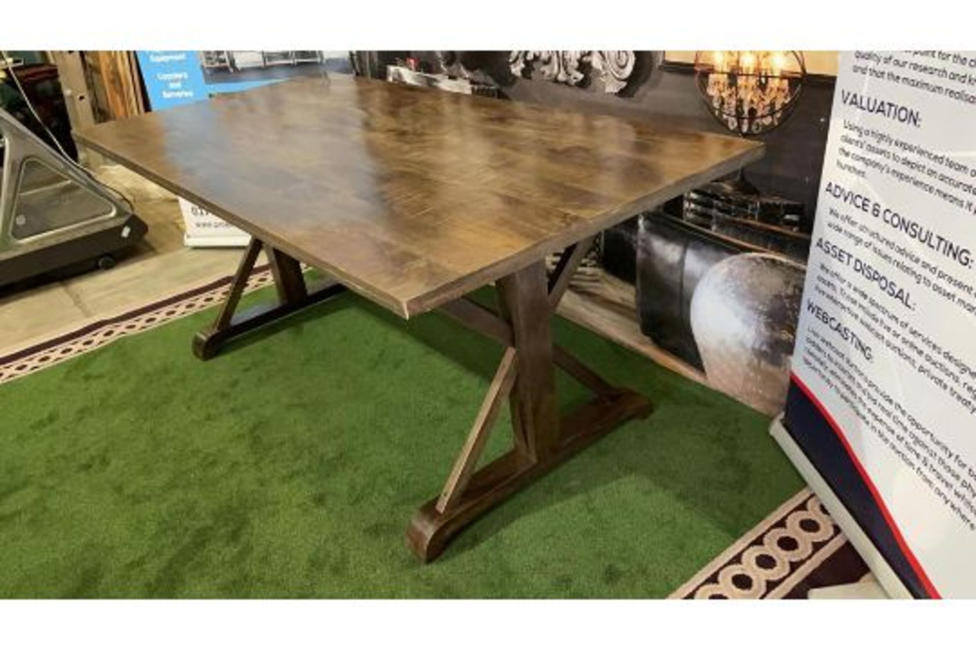 Oak Farmhouse Table This substantial dining table has a chunky rectangular top with a polished - Bild 3 aus 3