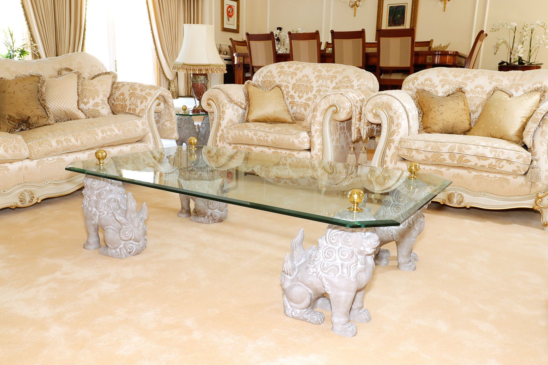 Glass top coffee table supported by a quadrant of guardian lion foo Dog pedestals with brass - Bild 3 aus 4