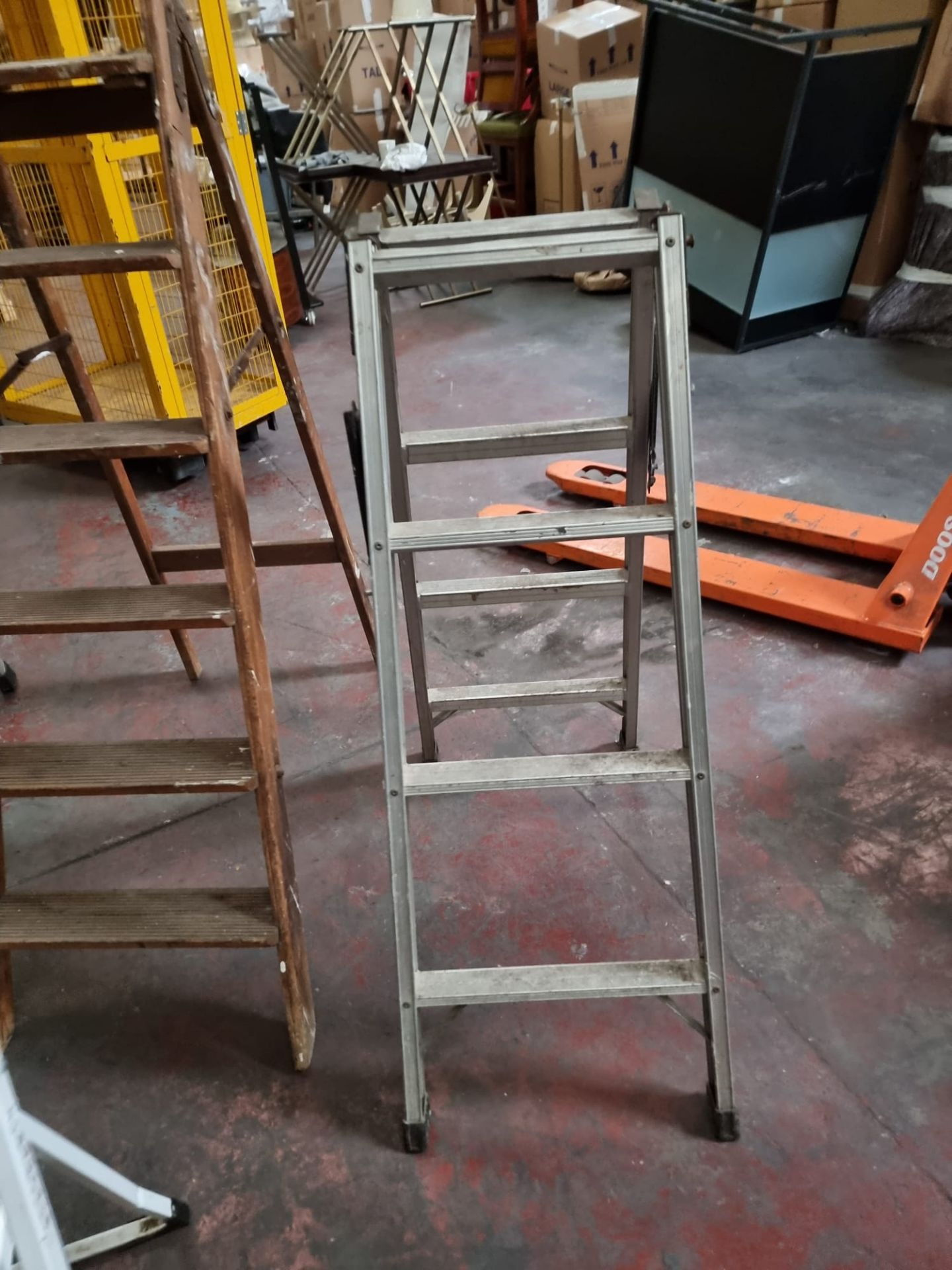 6 x various tradesman step ladders comprises 4 x various auminium tread ladders 1 x small step up - Image 3 of 8