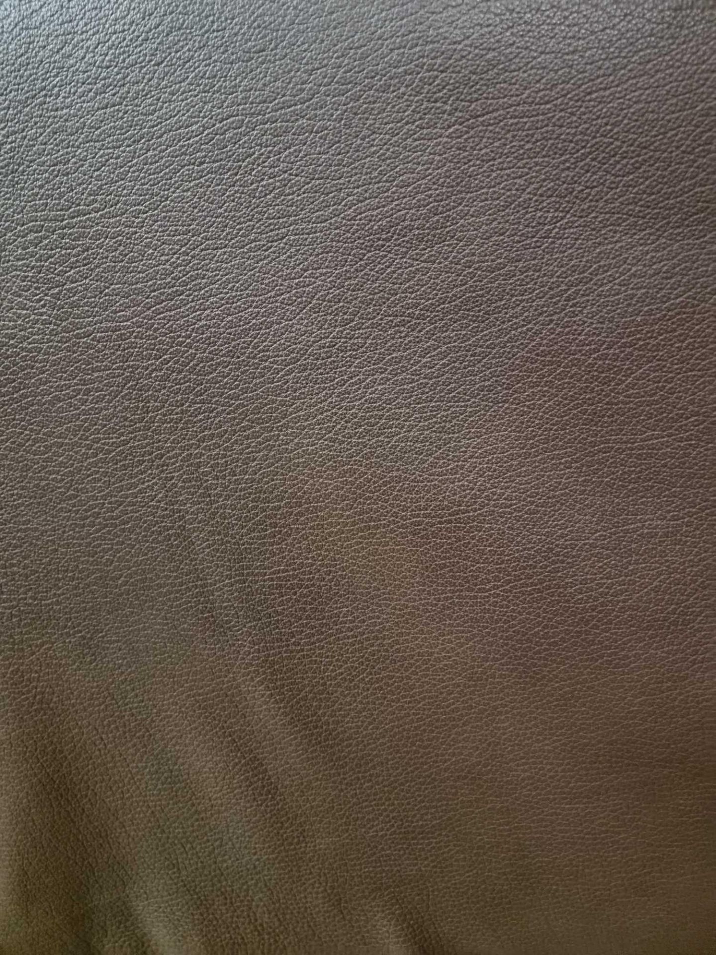 Mastrotto Hudson Chocolate Leather Hide approximately 5.52mÂ² 2.4 x 2.3cm - Image 2 of 3