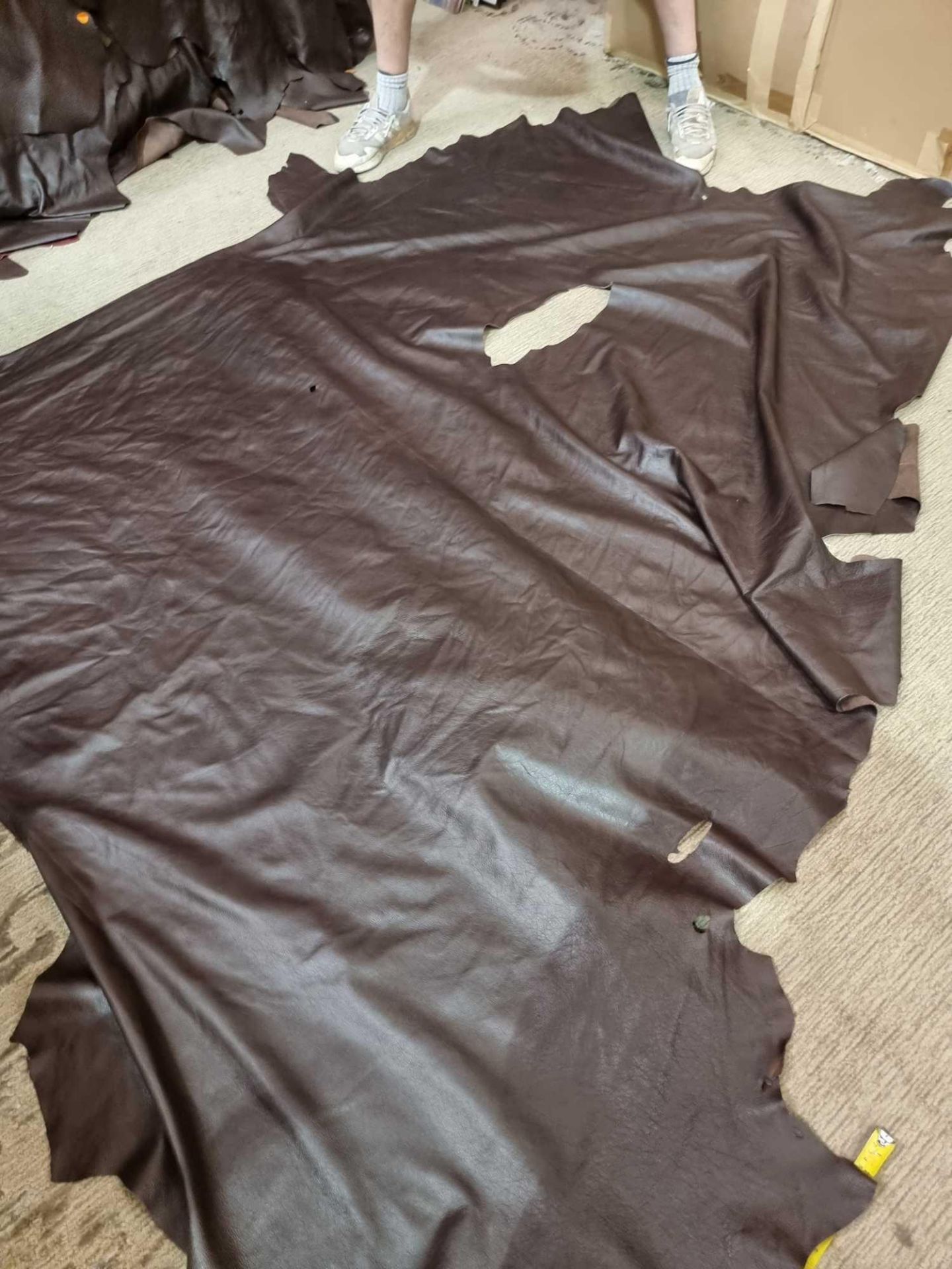 Mastrotto Hudson Chocolate Leather Hide approximately 4.94mÂ² 2.6 x 1.9cm - Bild 2 aus 2