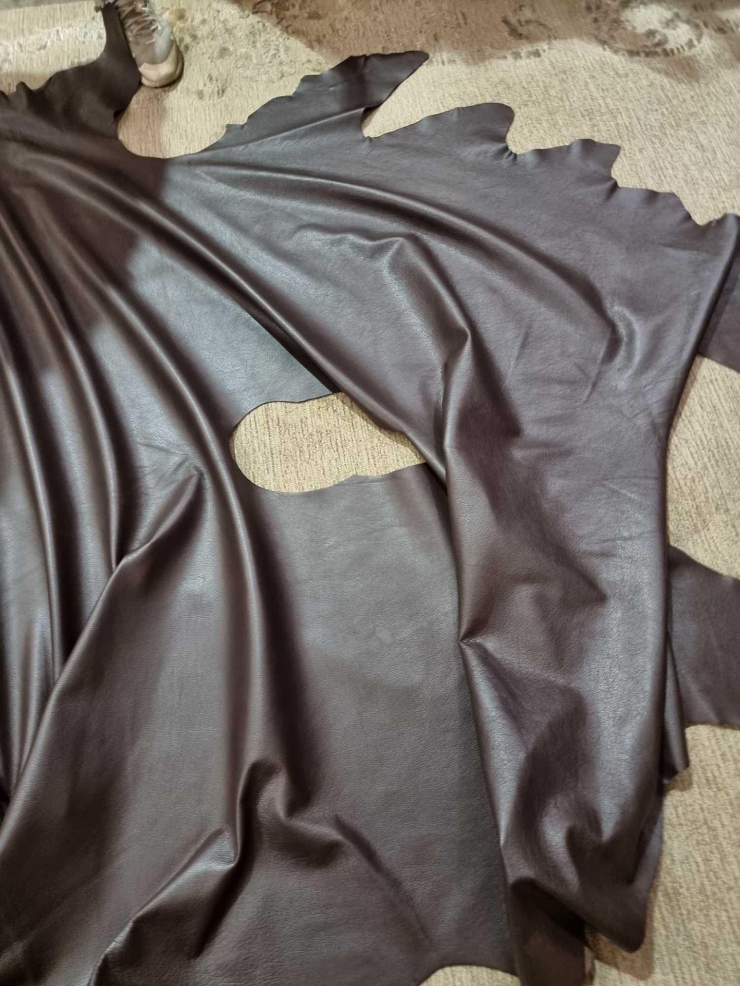 Mastrotto Hudson Chocolate Leather Hide approximately 4.75mÂ² 2.5 x 1.9cm - Image 3 of 3