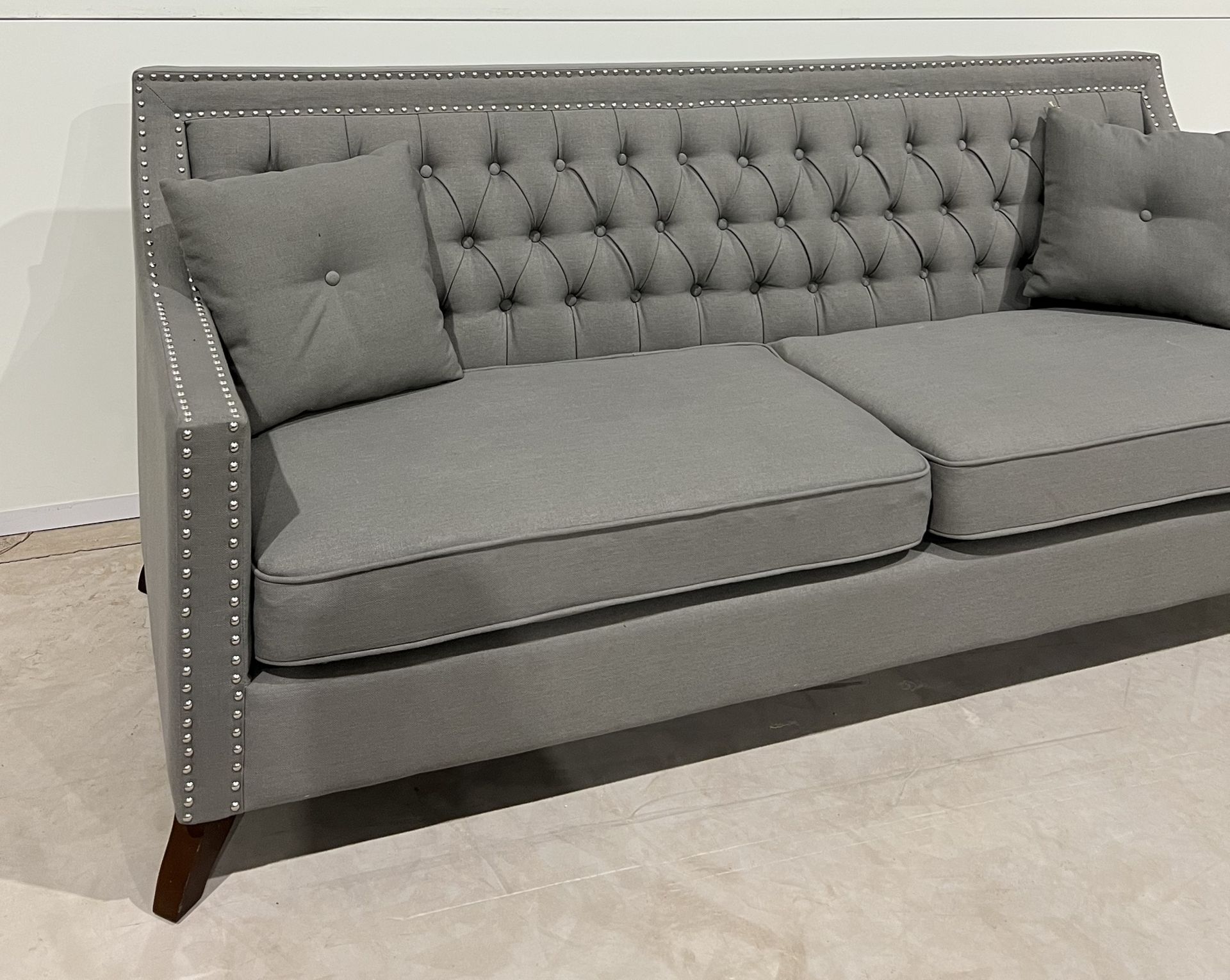 Chatsworth Grey Plush Fabric Sofa Offering A Decidedly Modern Take On The Classic Chesterfield - Image 3 of 3