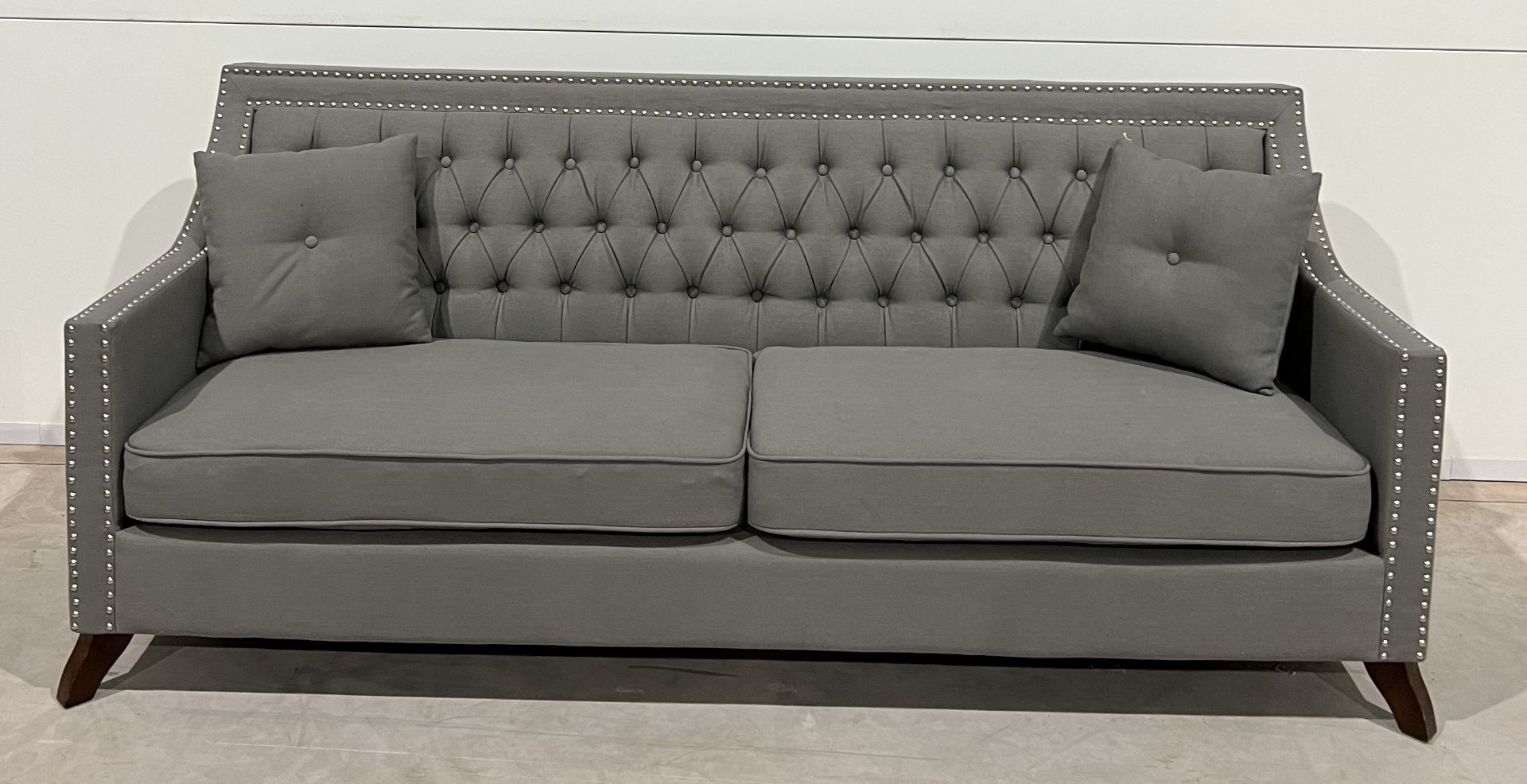 Chatsworth Grey Plush Fabric Sofa Offering A Decidedly Modern Take On The Classic Chesterfield - Bild 2 aus 3