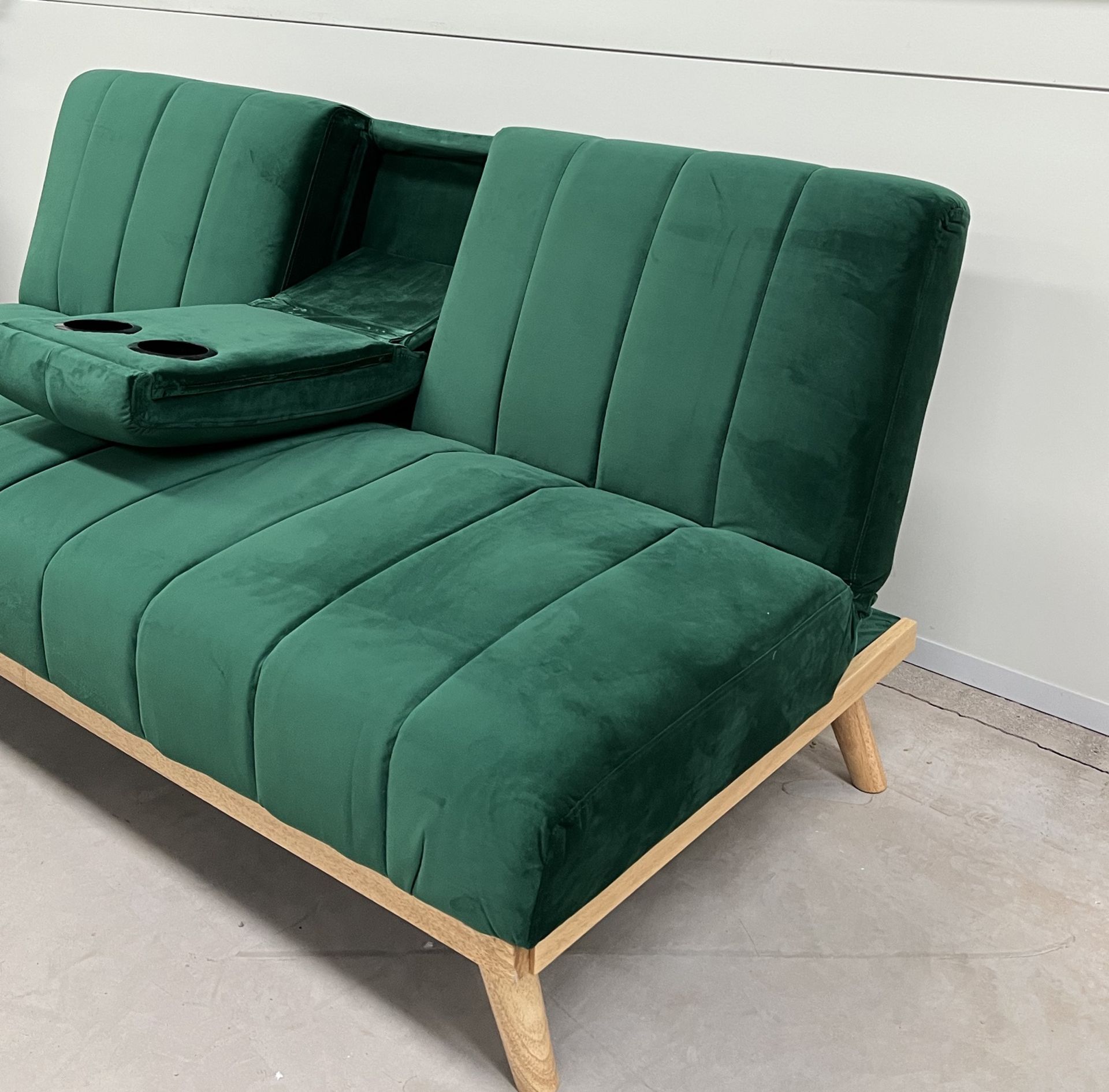 Etta Green Plush Velvet Sofa Bed Defined By It's Soft Curves And Low Rise Design As Well As Subtle - Bild 3 aus 3