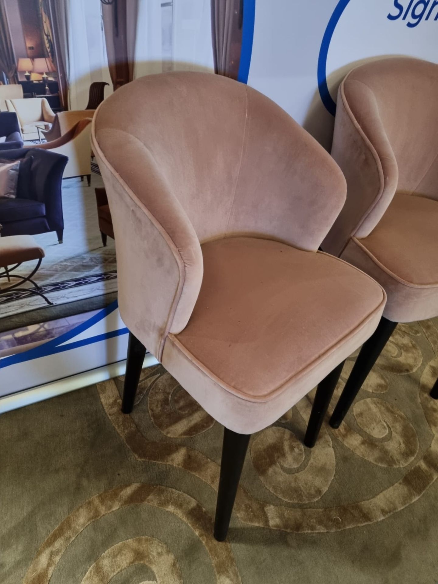 A pair of Rich Pink Velvet Curved Design bar stools on black frame legs 52 x 45 x 100cm - Bild 3 aus 5