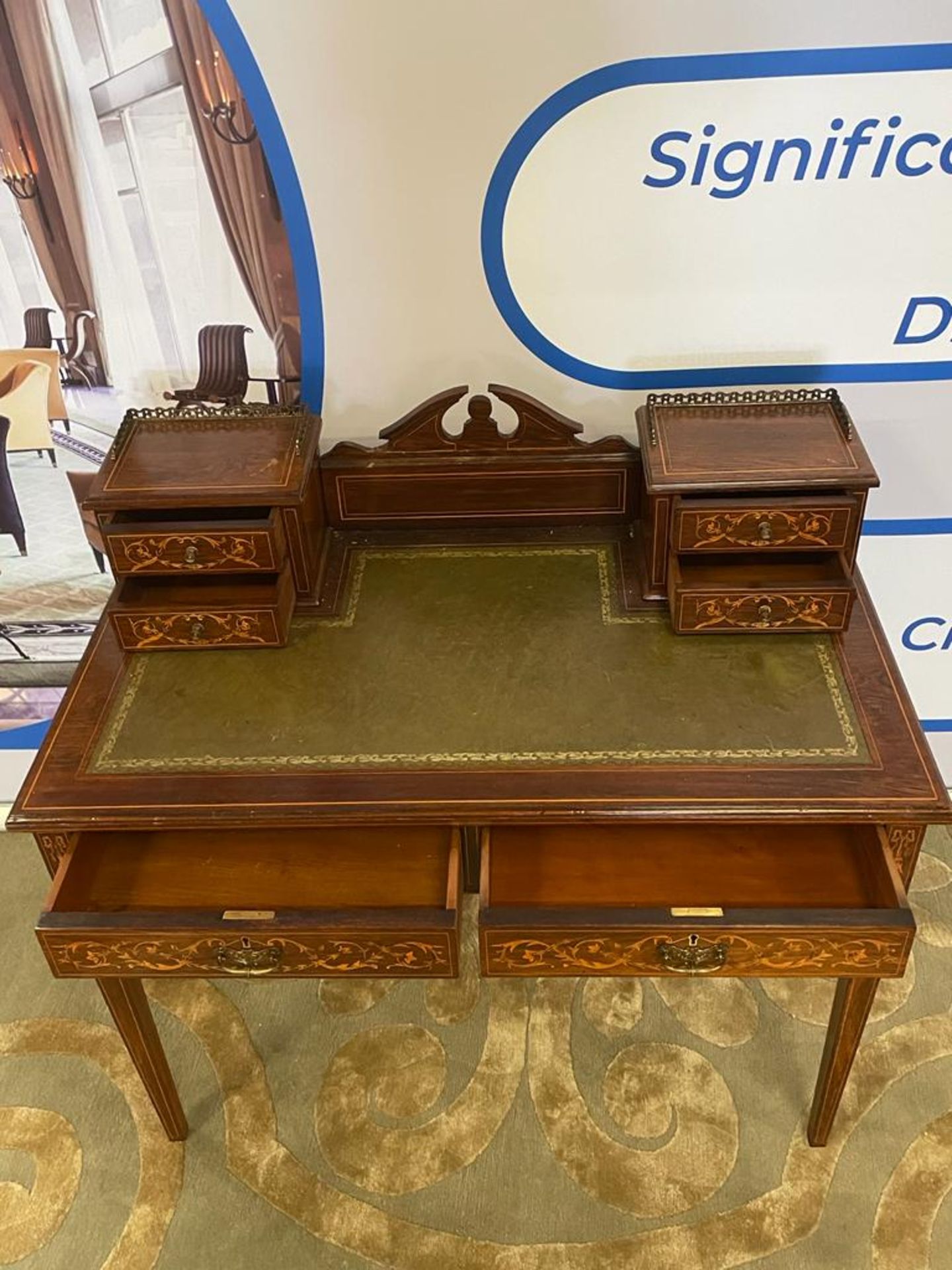 Mahogany Inlaid Marquetry Edwardian Carlton House style Desk The top of the desk is surmounted - Bild 2 aus 4