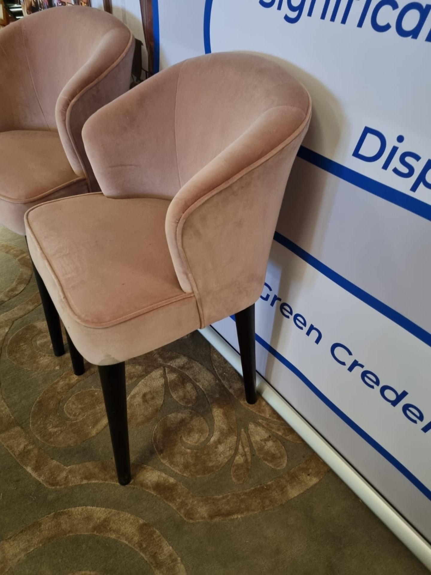 A pair of Rich Pink Velvet Curved Design bar stools on black frame legs 52 x 45 x 100cm - Bild 4 aus 5