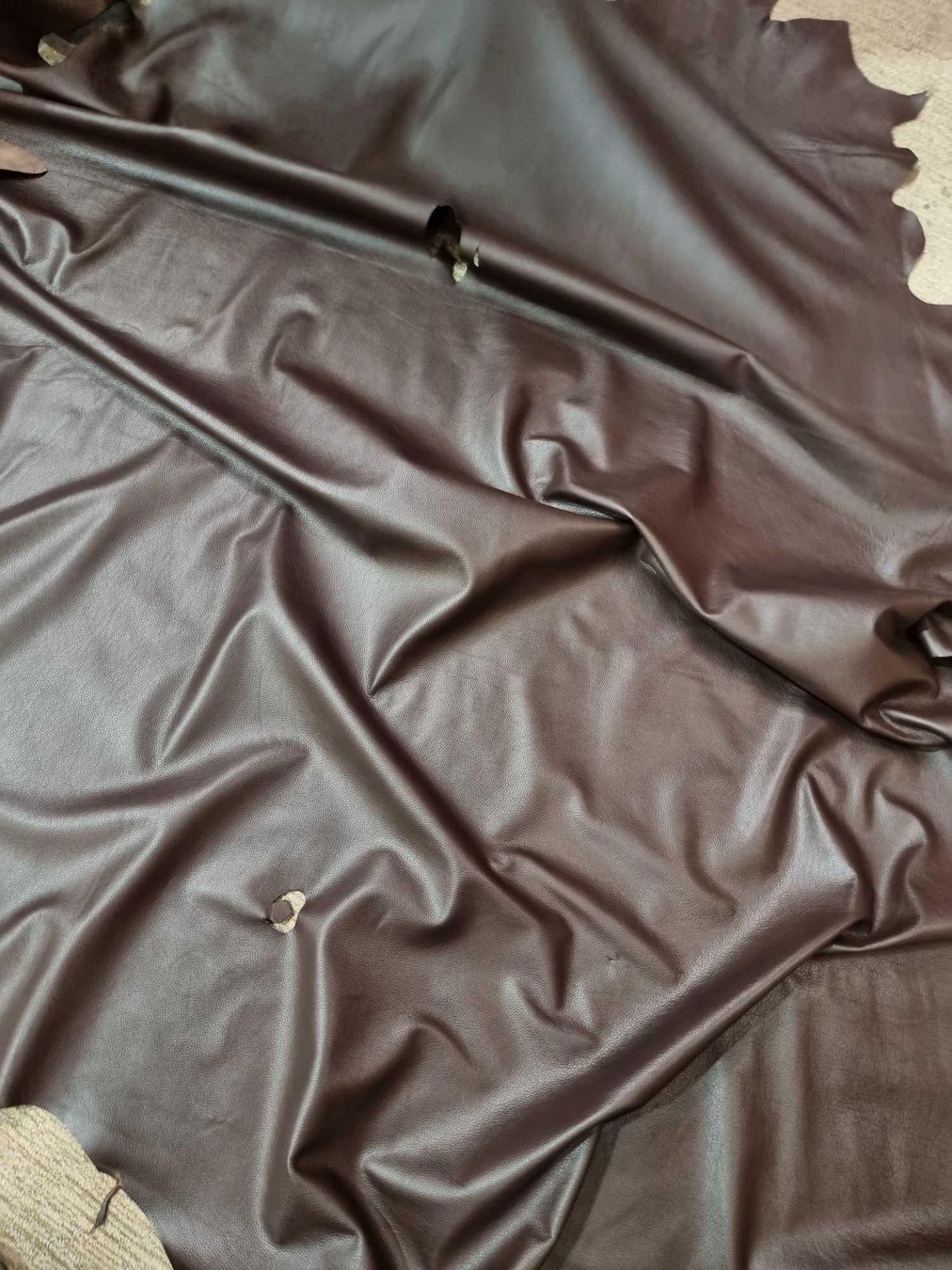 Chocolate Leather Hide approximately 4.2mÂ² 2.1 x 2cm ( Hide No,135) - Bild 2 aus 2
