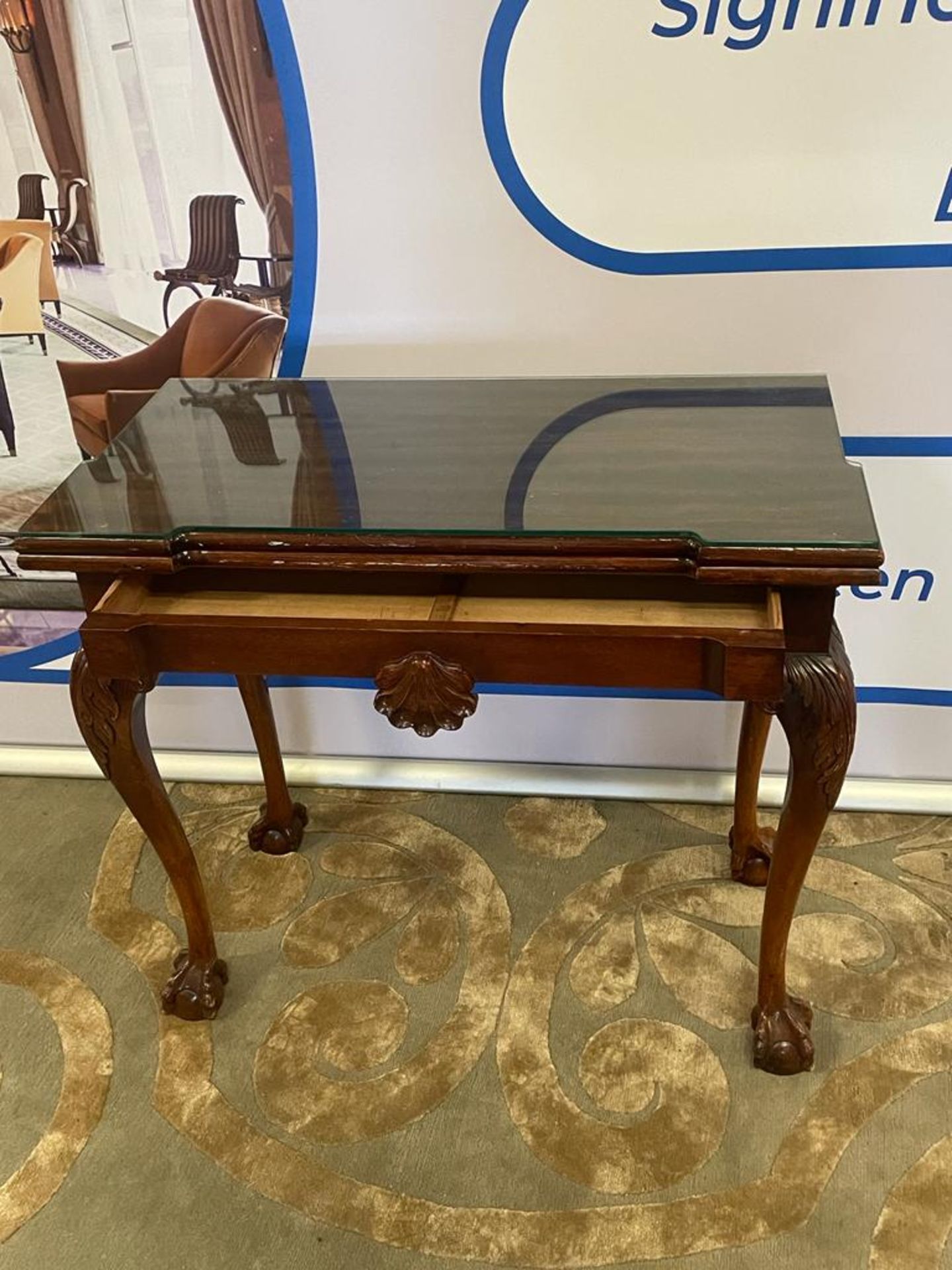 A George II style mahogany tea table With central drawer on carved acanthus knees and ball & claw - Bild 4 aus 5
