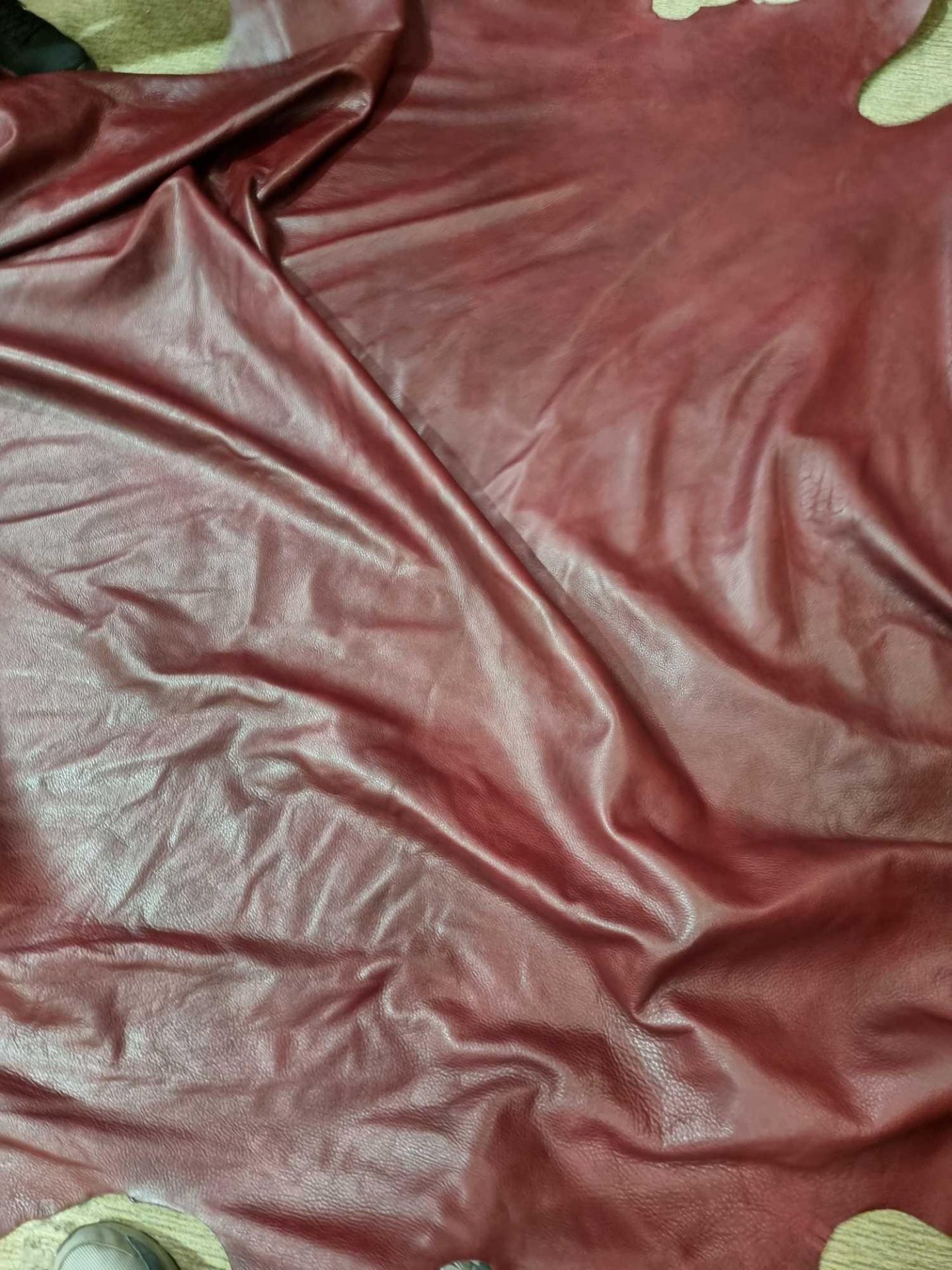 Palazzo Grenadine Leather Hide approximately 4.2mÂ² 2.1 x 2cm ( Hide No,118) - Bild 2 aus 2