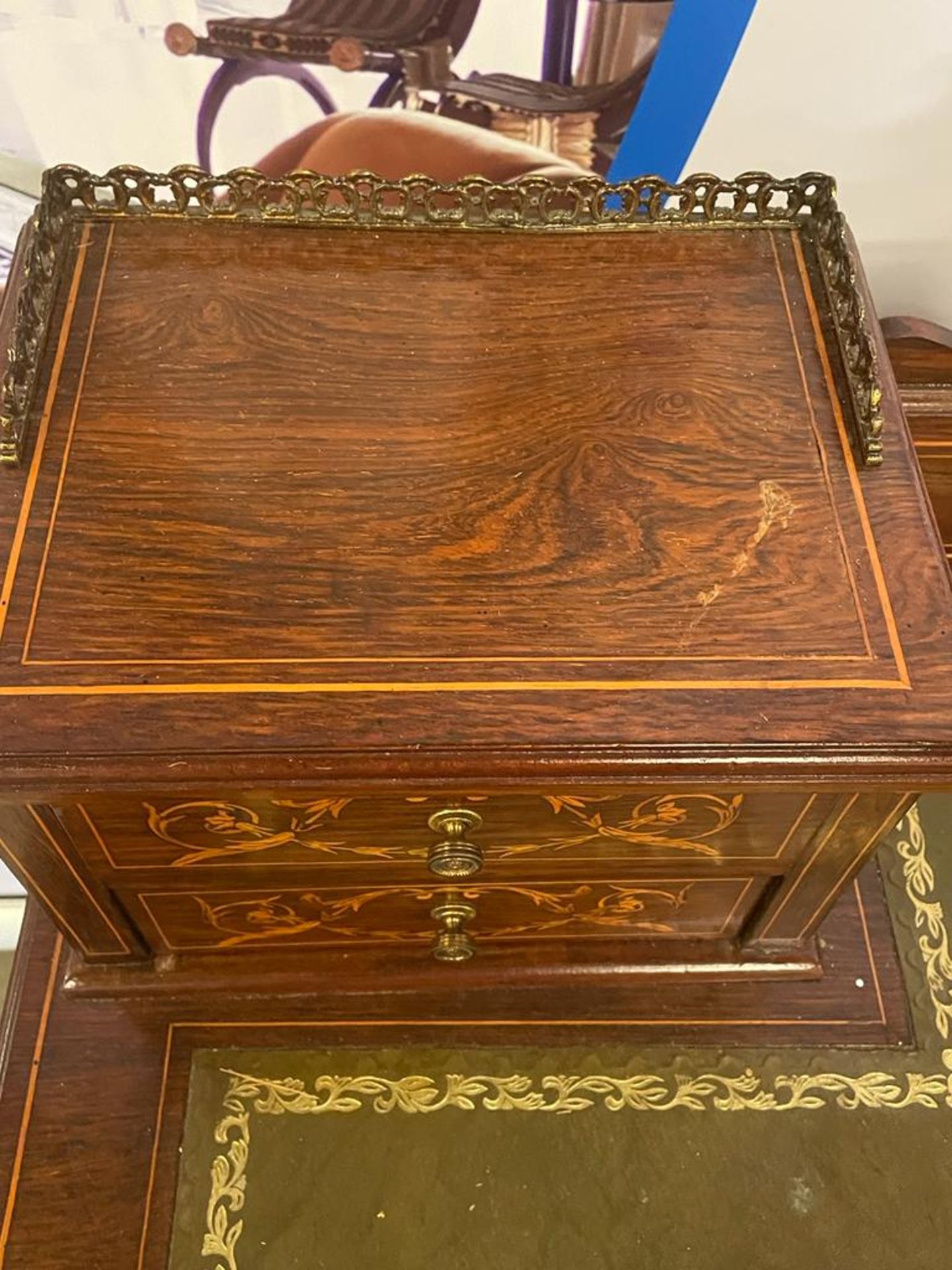 Mahogany Inlaid Marquetry Edwardian Carlton House style Desk The top of the desk is surmounted - Bild 3 aus 4