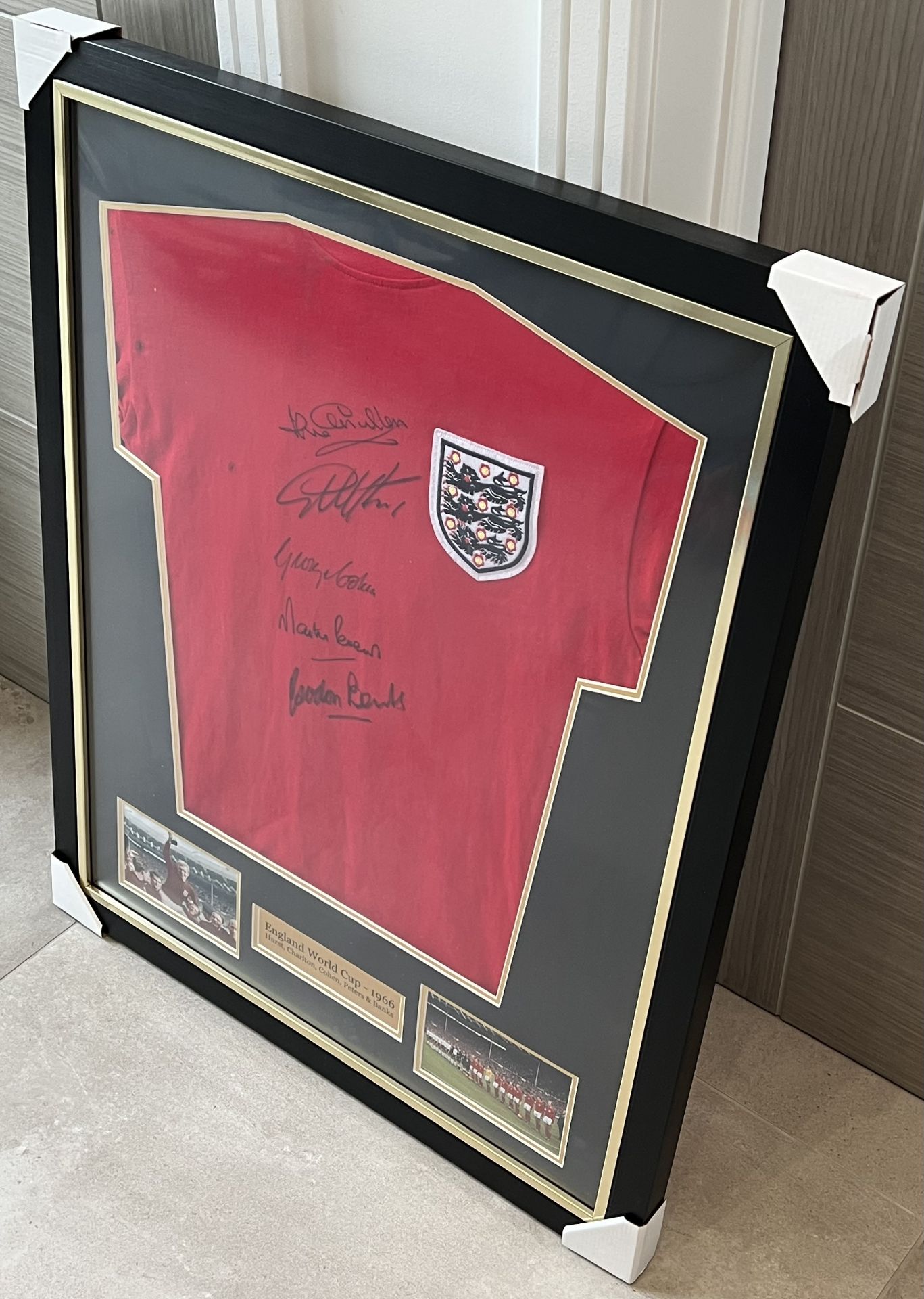 Hand signed England football shirt by 5 of the World Cup winning legends of 1966, Geoff Hurst, - Bild 5 aus 7