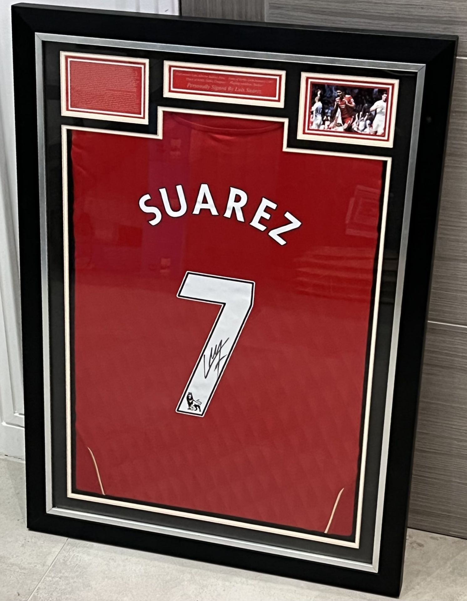 Authentic Luis SuÃ¡rez hand signed Liverypool 7 shirt. The shirt is displayed in a professional - Image 2 of 6