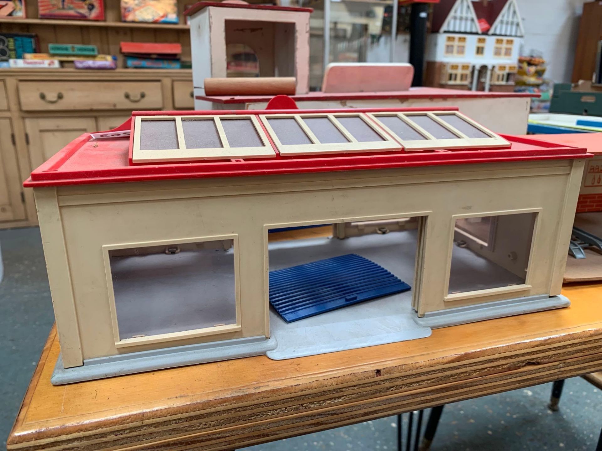 Dinky Toys Service Station Made From Plastic With Blue Roller Door One Of Two Doors Is Not Connected - Image 5 of 8